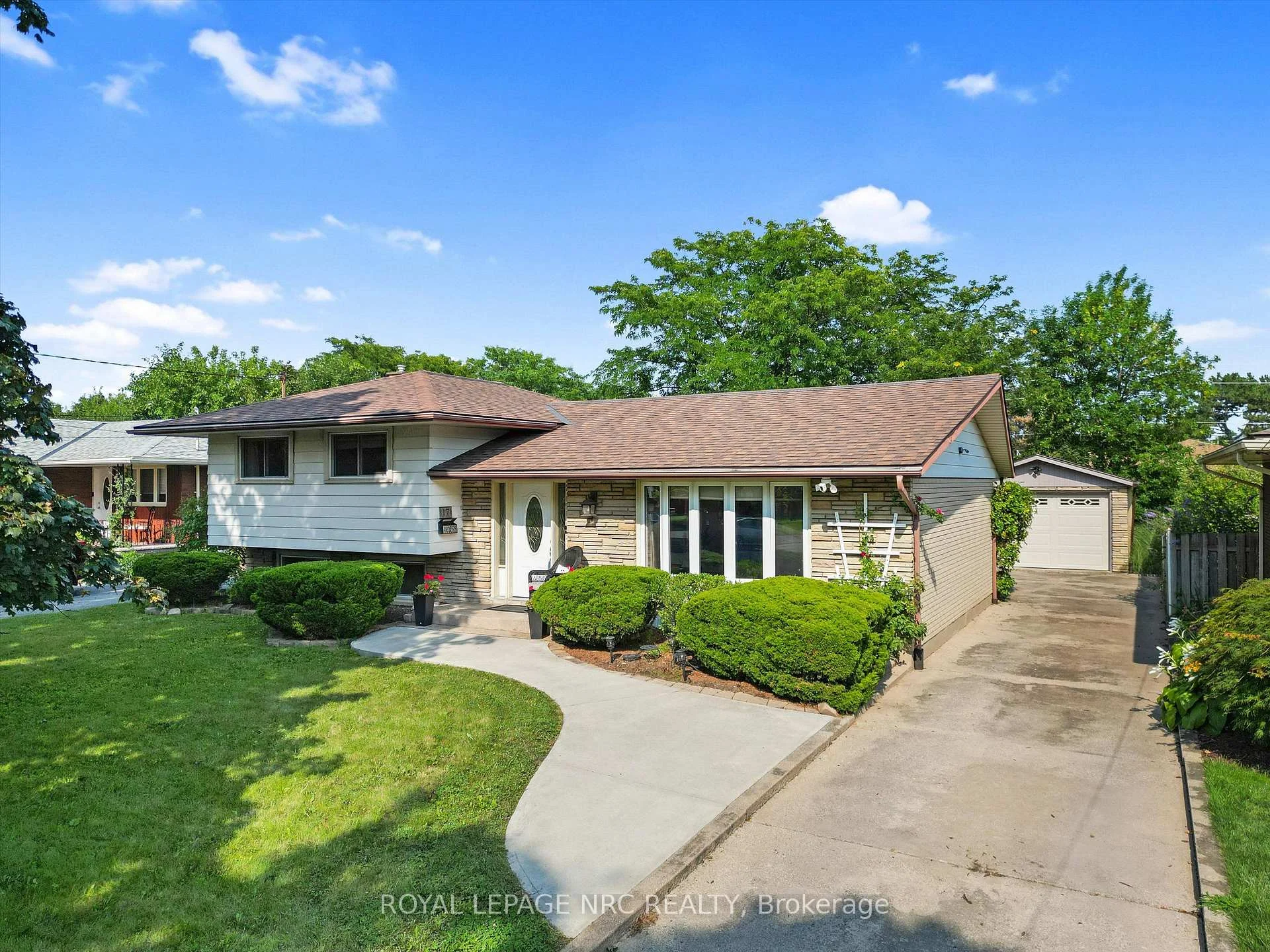 Photo 4 of 17 Joanna Drive, St. Catharines, Vine/Linwell — HOMEH