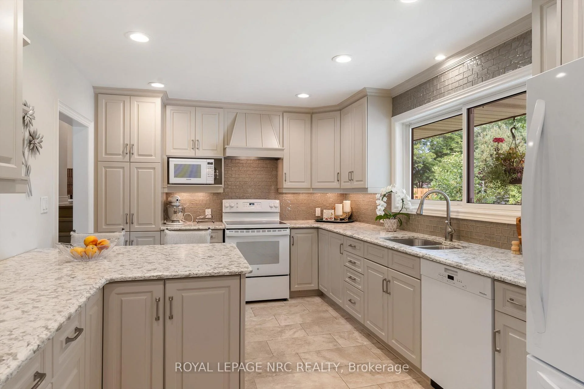 Photo 16 of 17 Joanna Drive, St. Catharines, Vine/Linwell — HOMEH