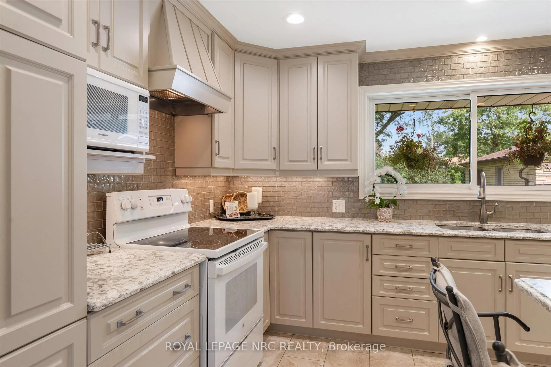 Photo 19 of 17 Joanna Drive, St. Catharines, Vine/Linwell — HOMEH