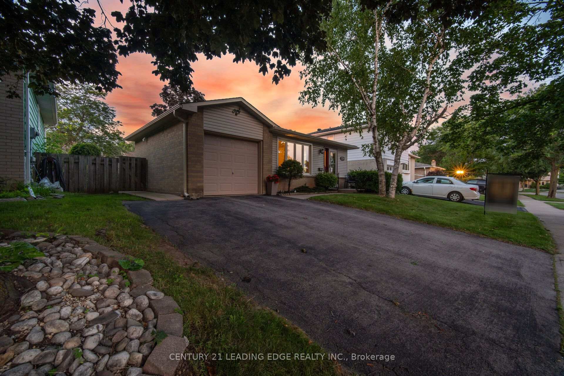 Photo 15 of 3245 Lansdown Drive, Burlington, Palmer — HOMEH