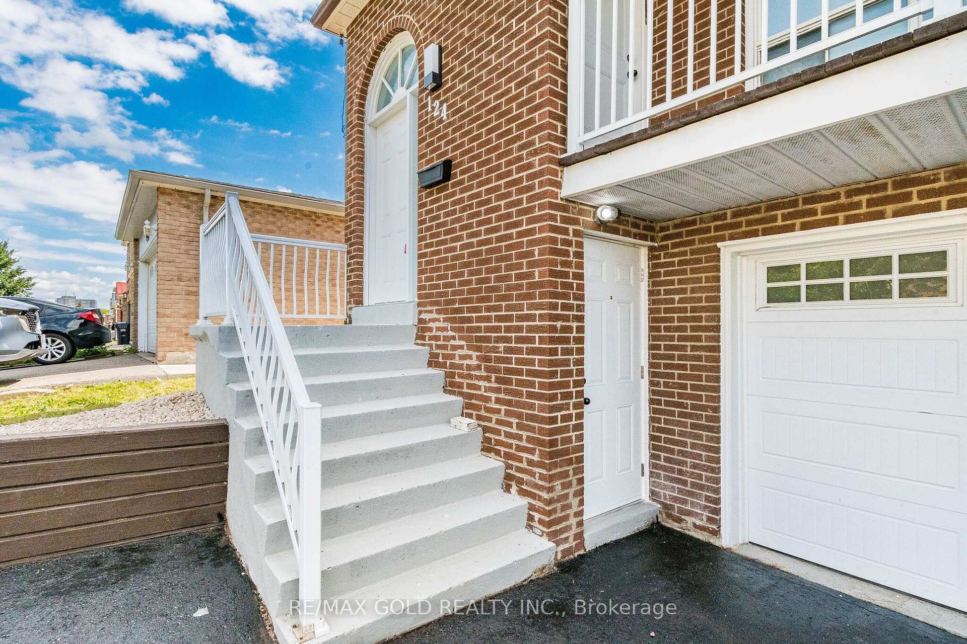 Photo 4 of 124 Banting Crescent, Brampton, Fletcher's West — HOMEH