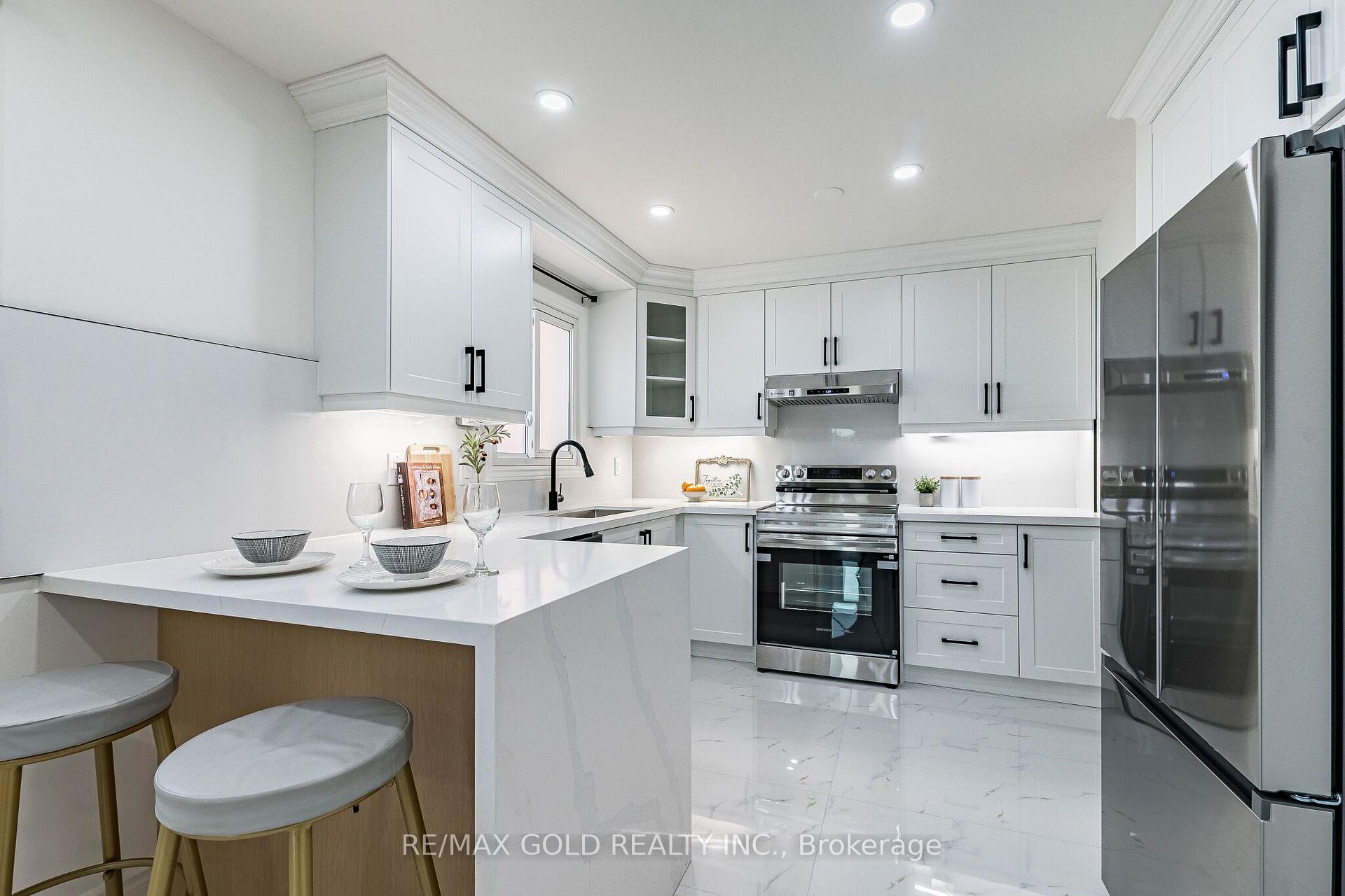 Photo 14 of 124 Banting Crescent, Brampton, Fletcher's West — HOMEH
