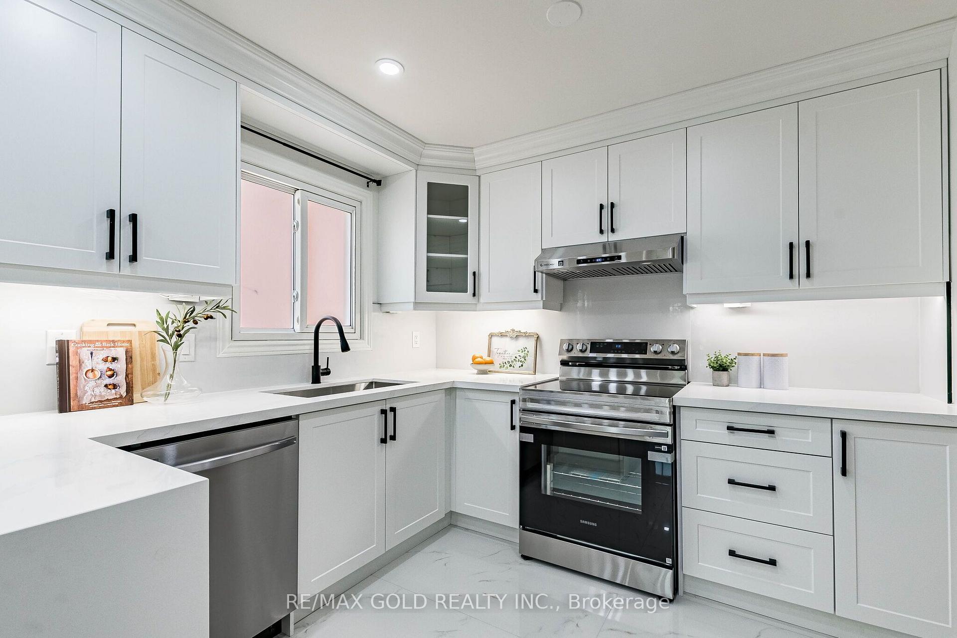 Photo 15 of 124 Banting Crescent, Brampton, Fletcher's West — HOMEH