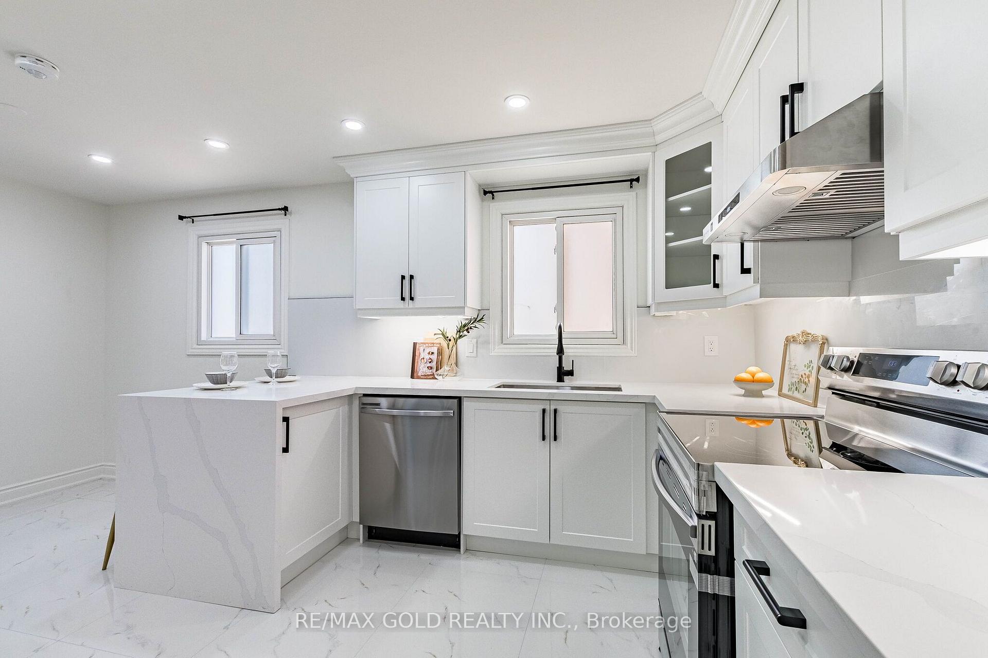 Photo 16 of 124 Banting Crescent, Brampton, Fletcher's West — HOMEH