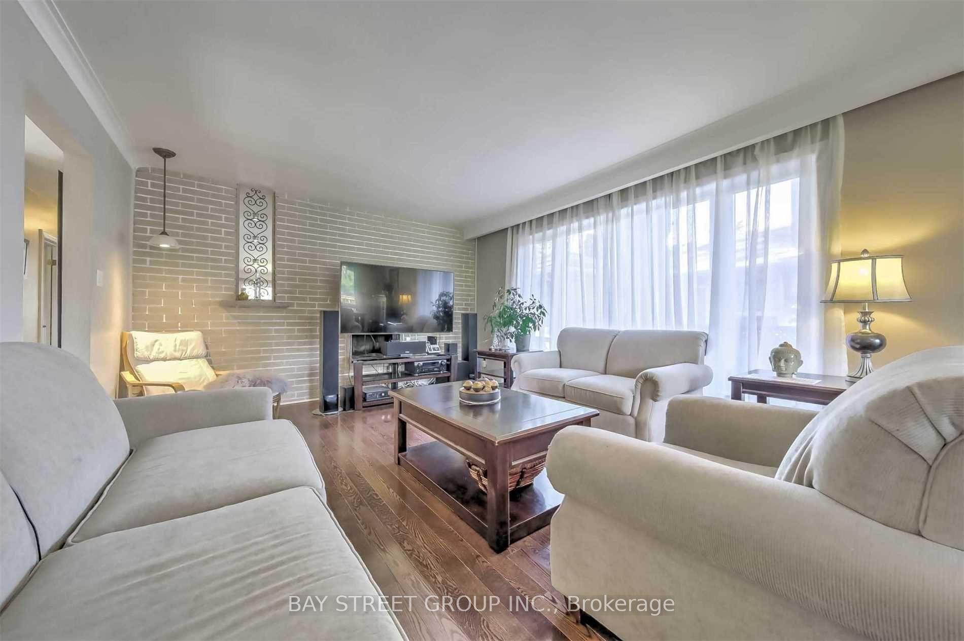 Photo 5 of 33 Heathview Avenue, North York, Bayview Village — HOMEH