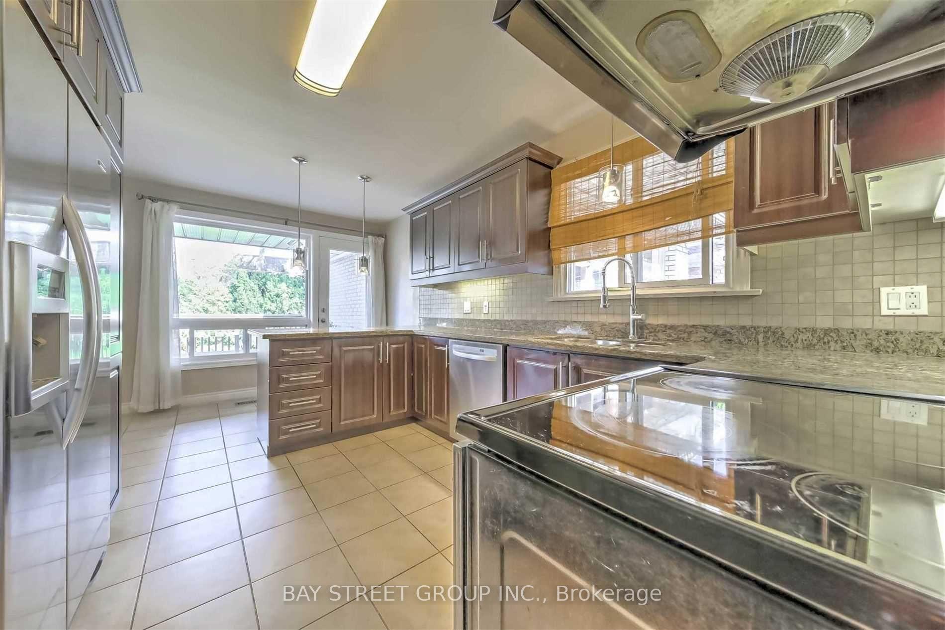 Photo 6 of 33 Heathview Avenue, North York, Bayview Village — HOMEH