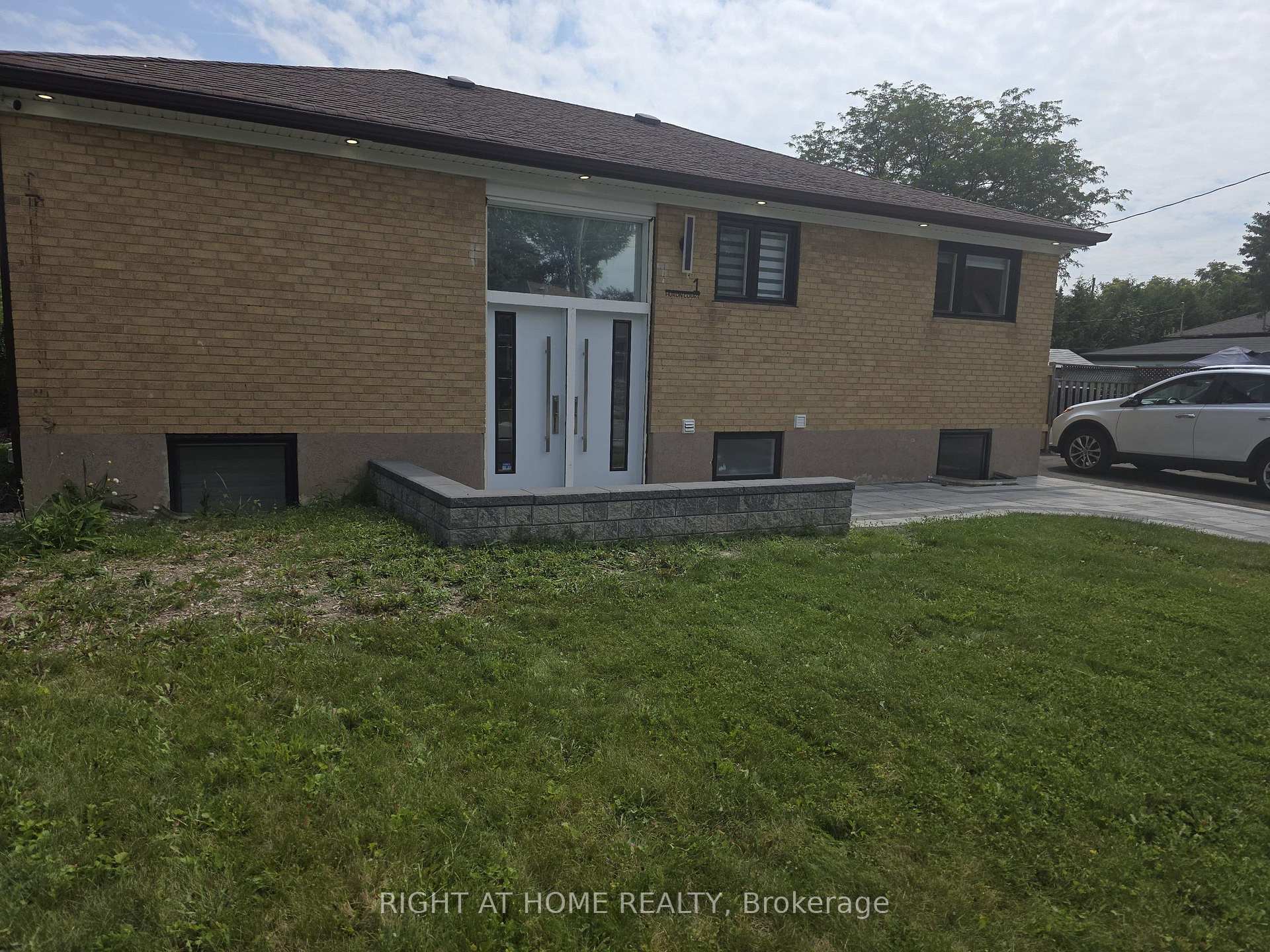 Photo 1 of Unit (Main Floor), 1 Huron Court, Aurora, Aurora Heights — HOMEH