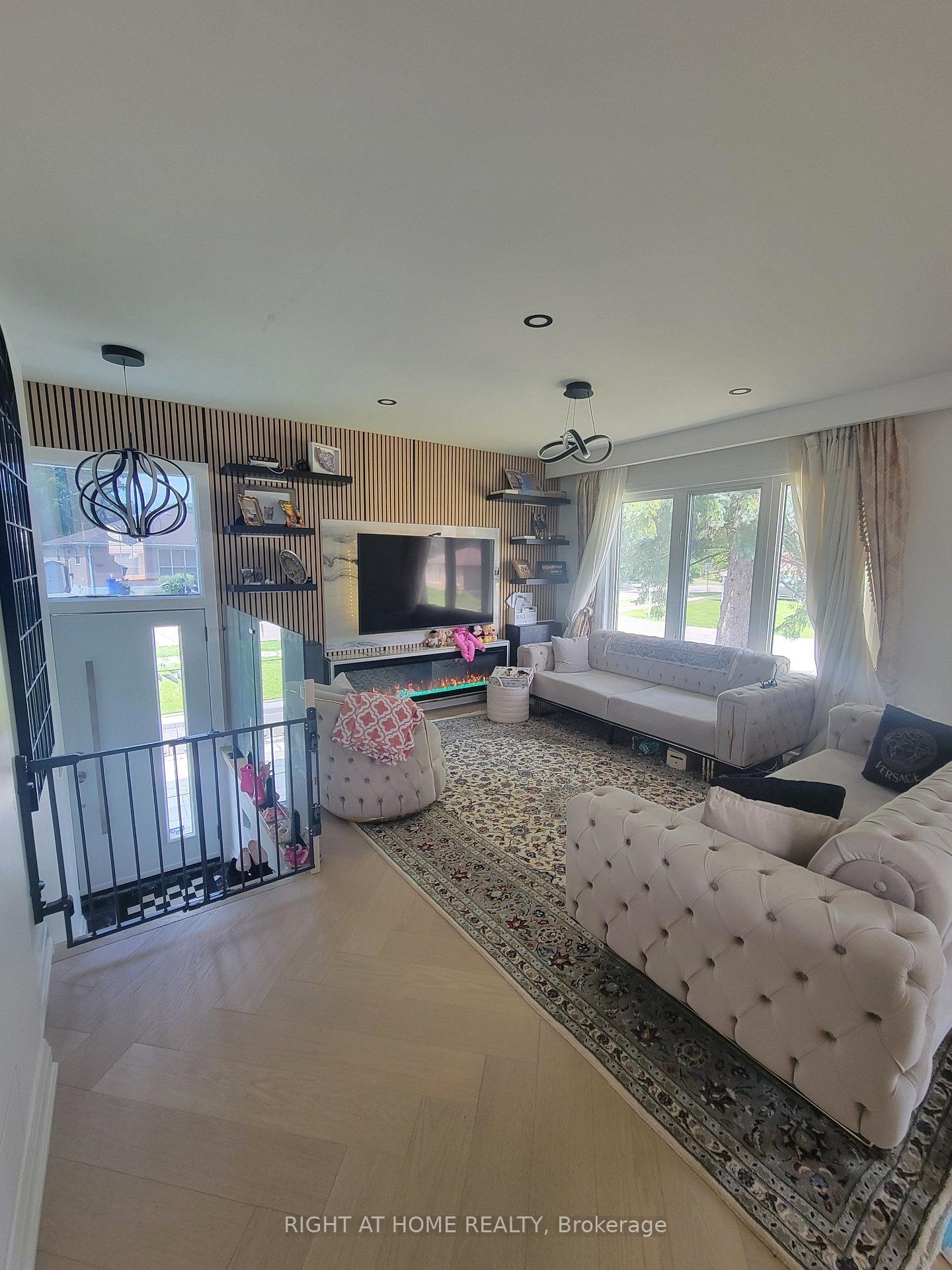 Photo 2 of Unit (Main Floor), 1 Huron Court, Aurora, Aurora Heights — HOMEH