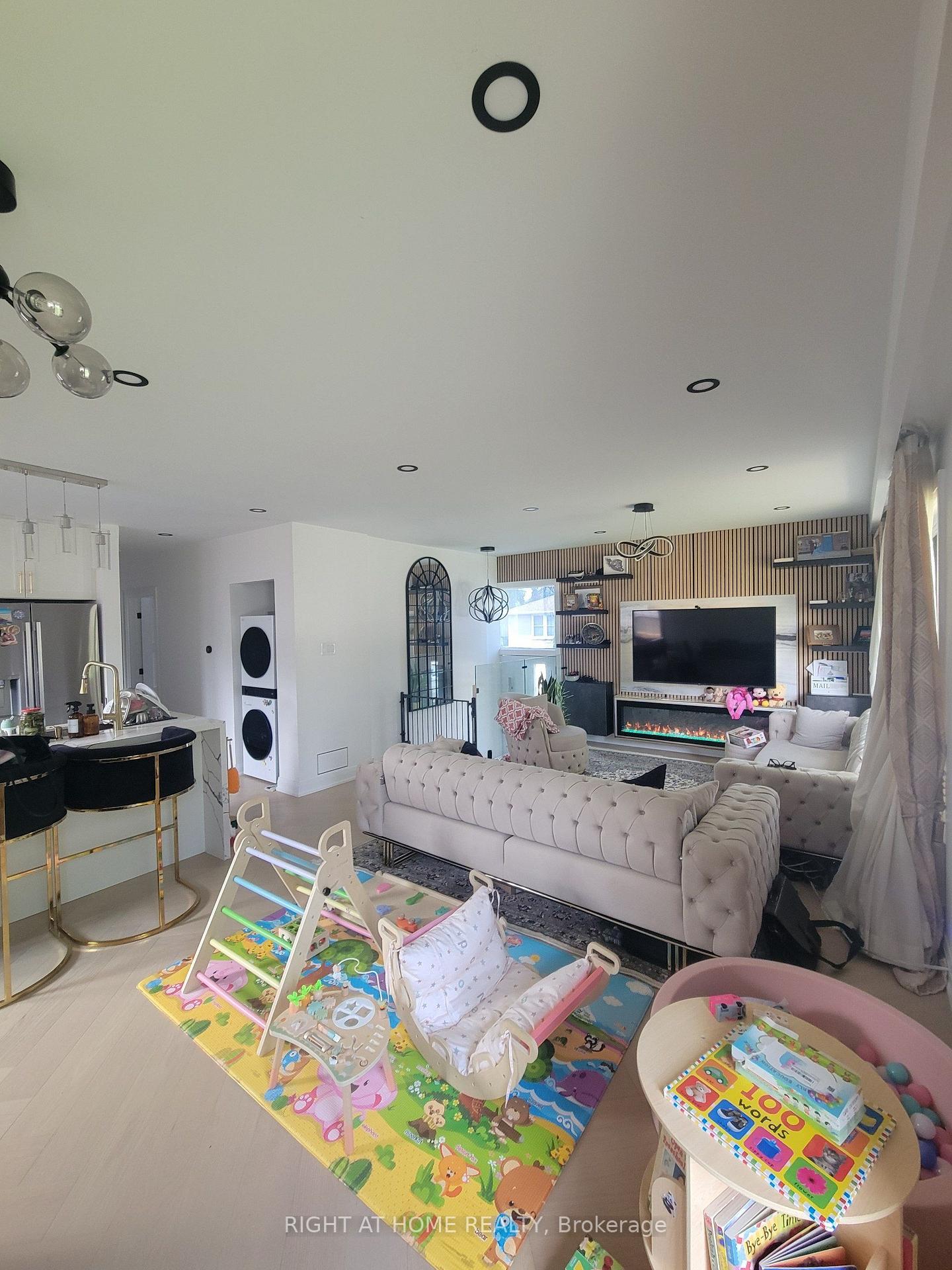 Photo 3 of Unit (Main Floor), 1 Huron Court, Aurora, Aurora Heights — HOMEH
