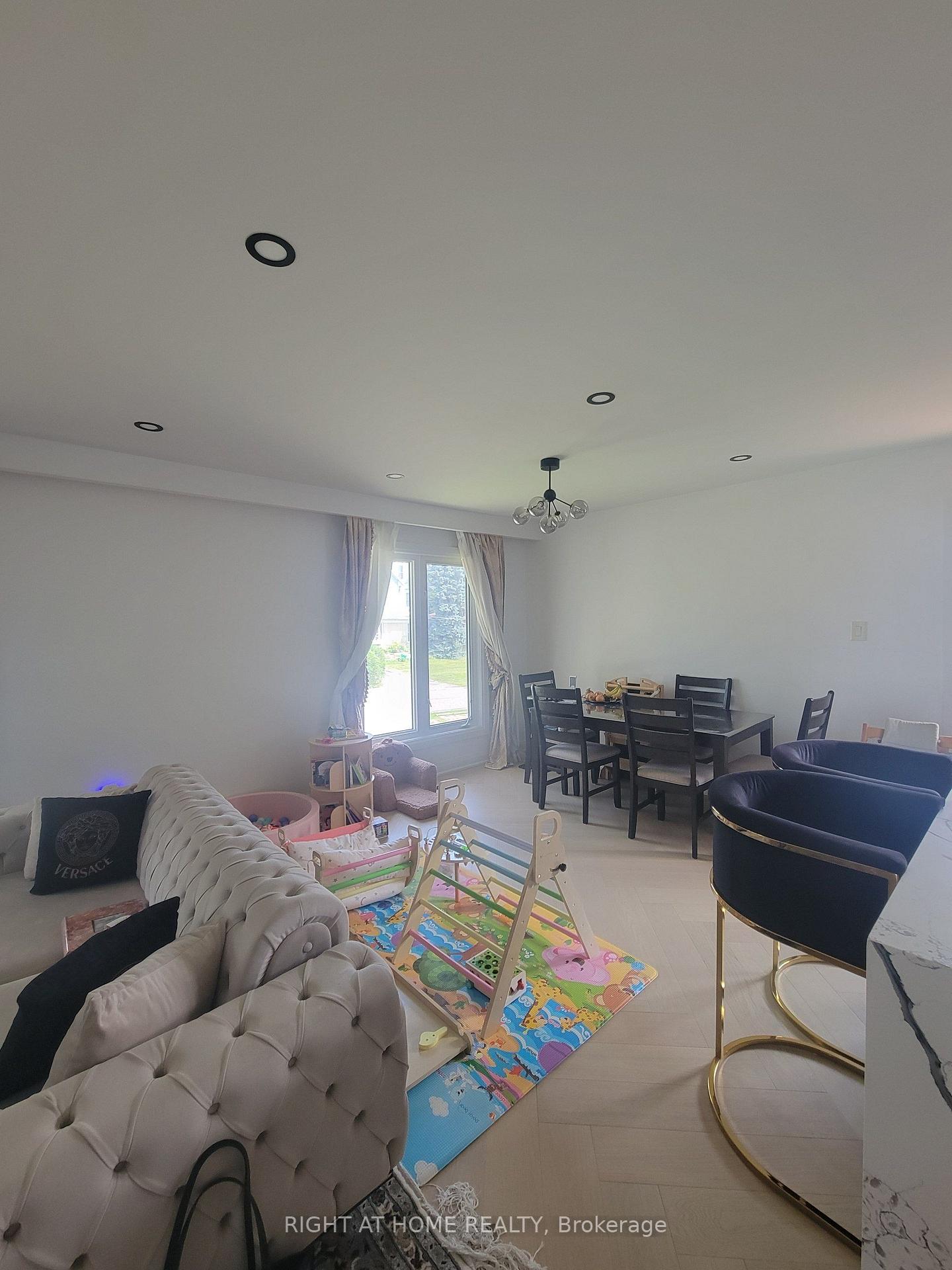 Photo 4 of Unit (Main Floor), 1 Huron Court, Aurora, Aurora Heights — HOMEH