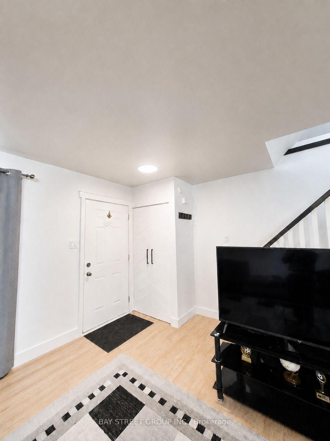 Photo 3 of 22 Rosamond Crescent, London, South X — HOMEH