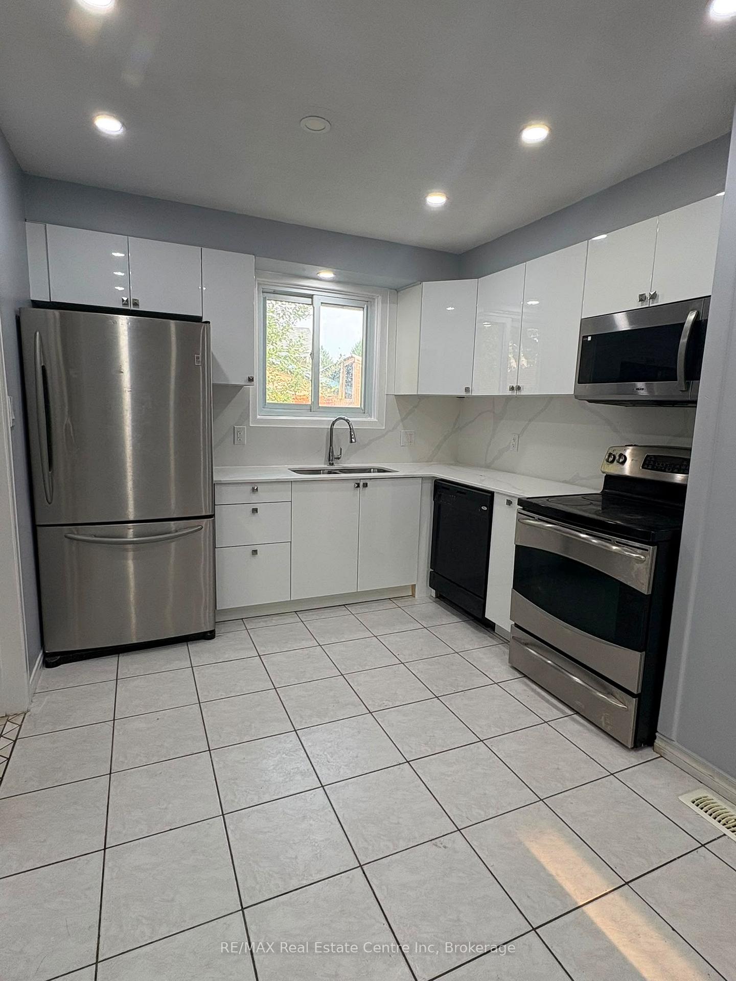 Photo 3 of 98 Marksam Road, Guelph, Willow West/Sugarbush/West Acres — HOMEH