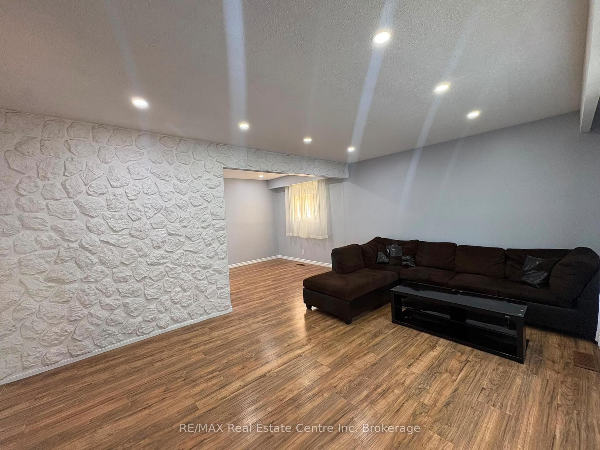 Photo 4 of 98 Marksam Road, Guelph, Willow West/Sugarbush/West Acres — HOMEH