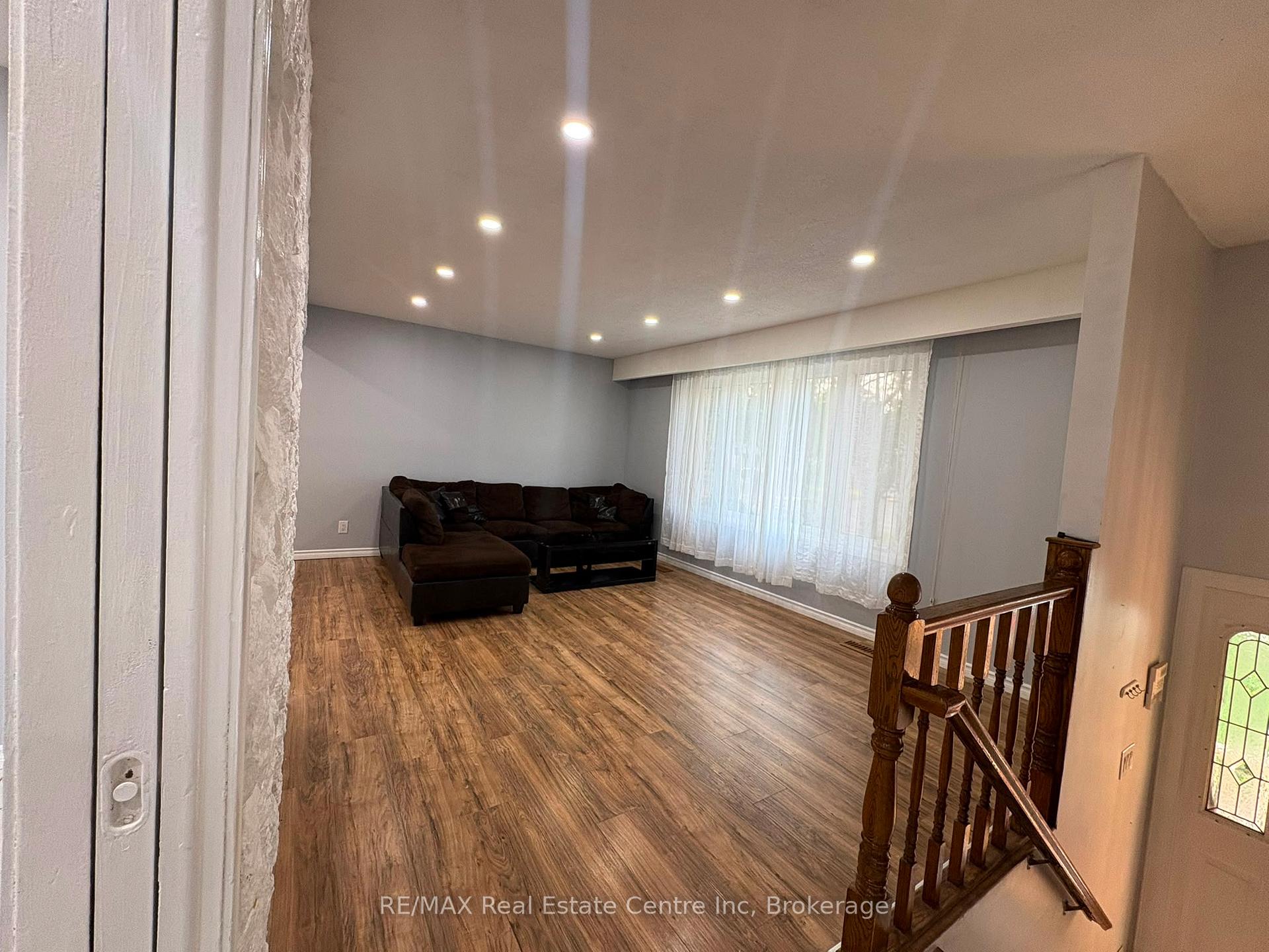 Photo 5 of 98 Marksam Road, Guelph, Willow West/Sugarbush/West Acres — HOMEH