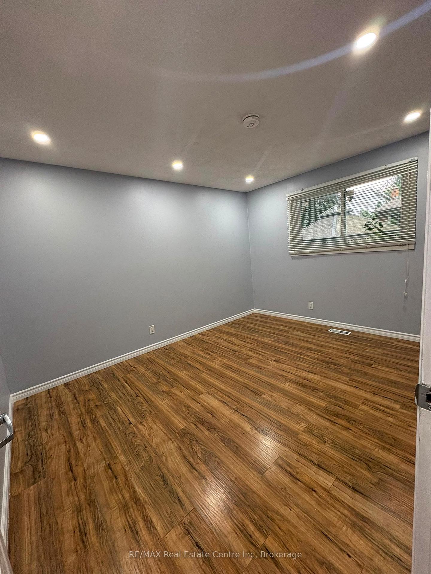 Photo 10 of 98 Marksam Road, Guelph, Willow West/Sugarbush/West Acres — HOMEH