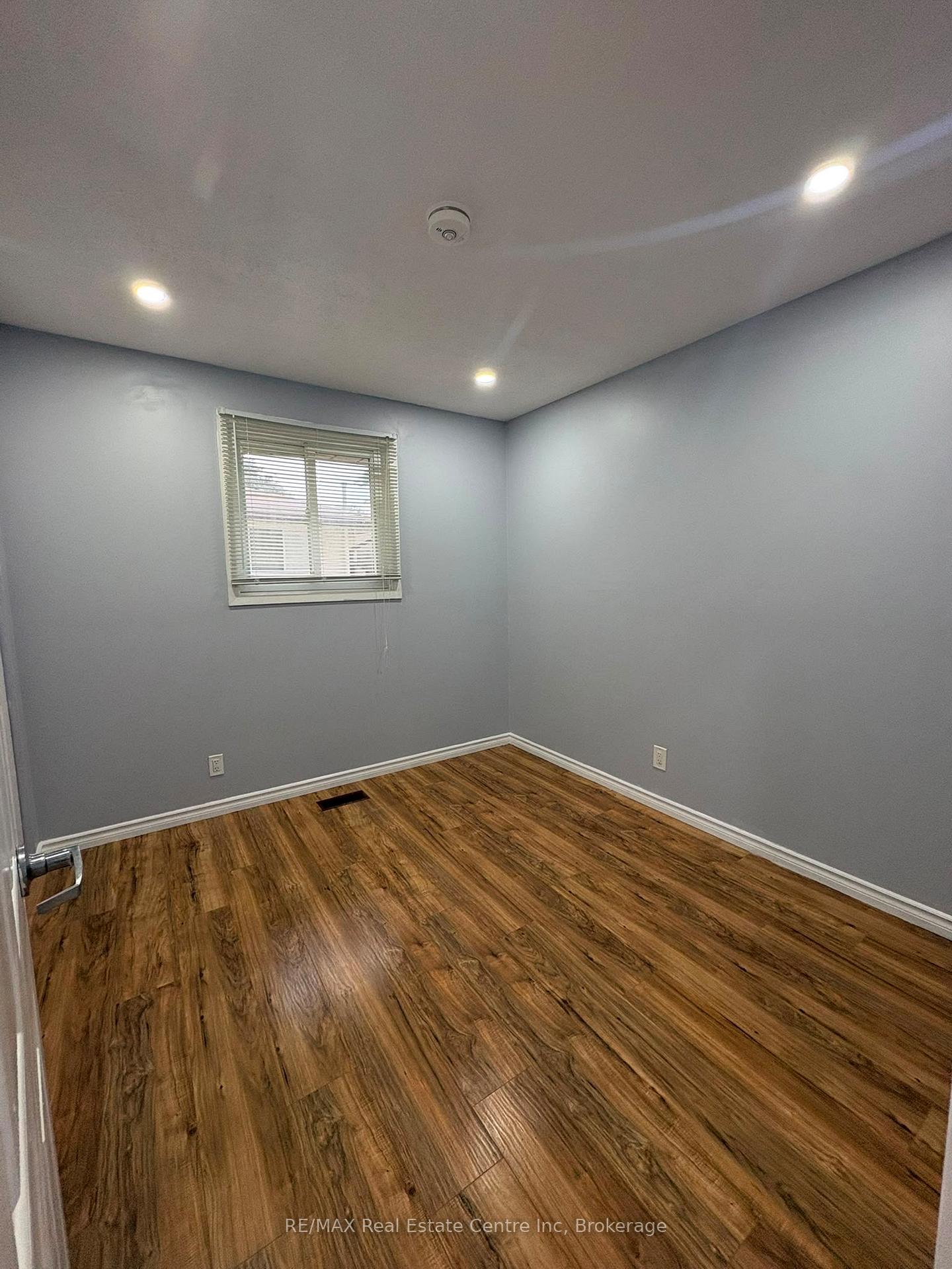 Photo 11 of 98 Marksam Road, Guelph, Willow West/Sugarbush/West Acres — HOMEH