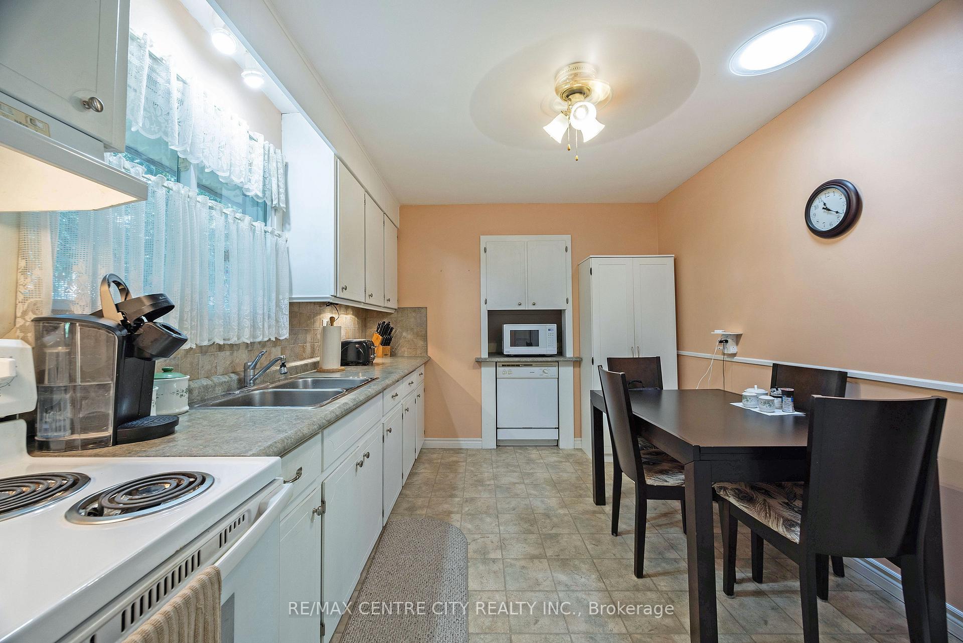 Photo 10 of 117 1/2 Flora Street, St. Thomas — HOMEH