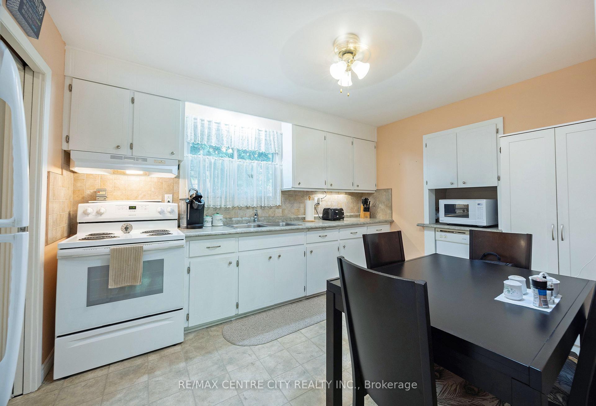 Photo 12 of 117 1/2 Flora Street, St. Thomas — HOMEH