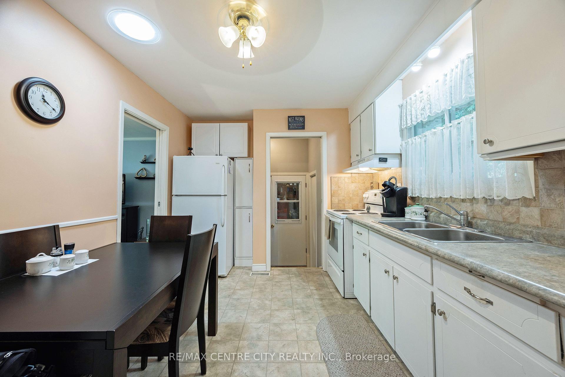 Photo 13 of 117 1/2 Flora Street, St. Thomas — HOMEH