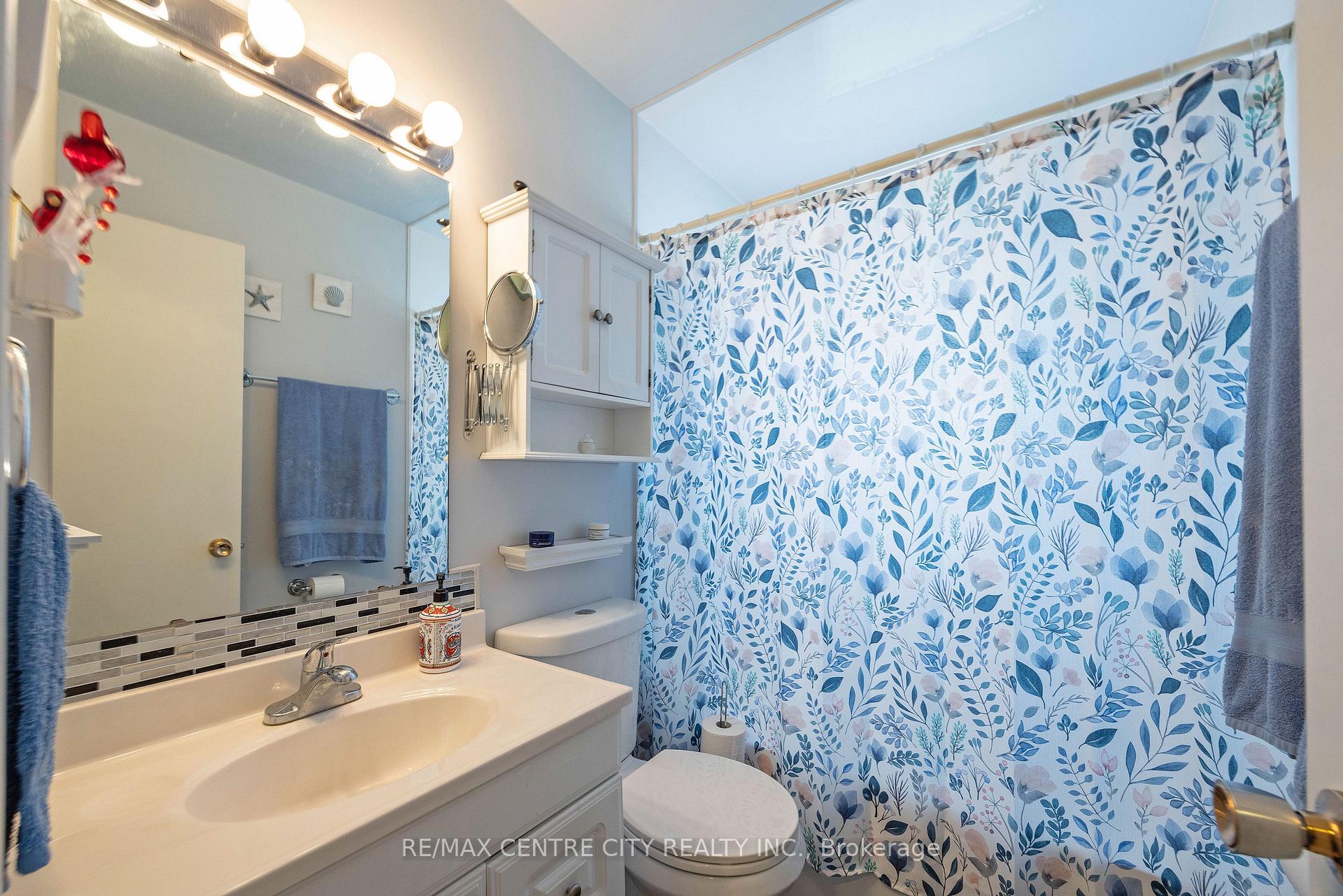 Photo 15 of 117 1/2 Flora Street, St. Thomas — HOMEH