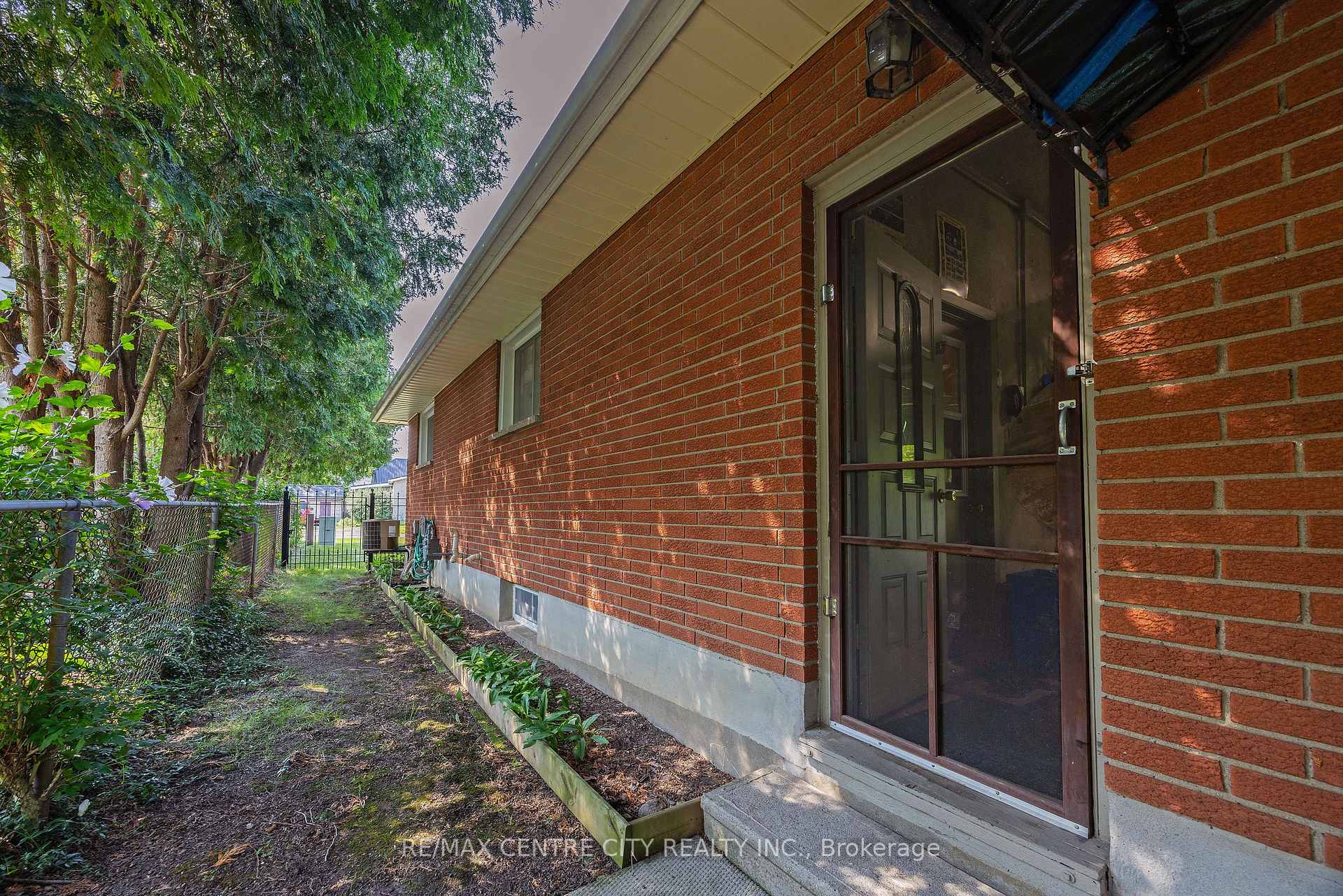 Photo 24 of 117 1/2 Flora Street, St. Thomas — HOMEH