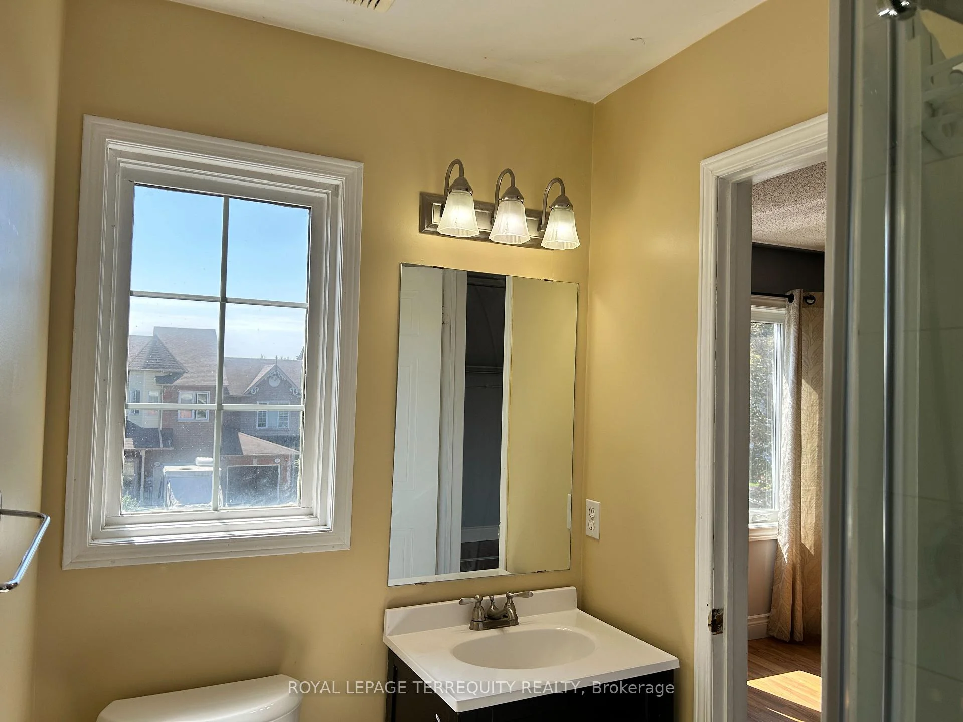 Photo 17 of 129 Trewin Lane, Clarington, Bowmanville — HOMEH