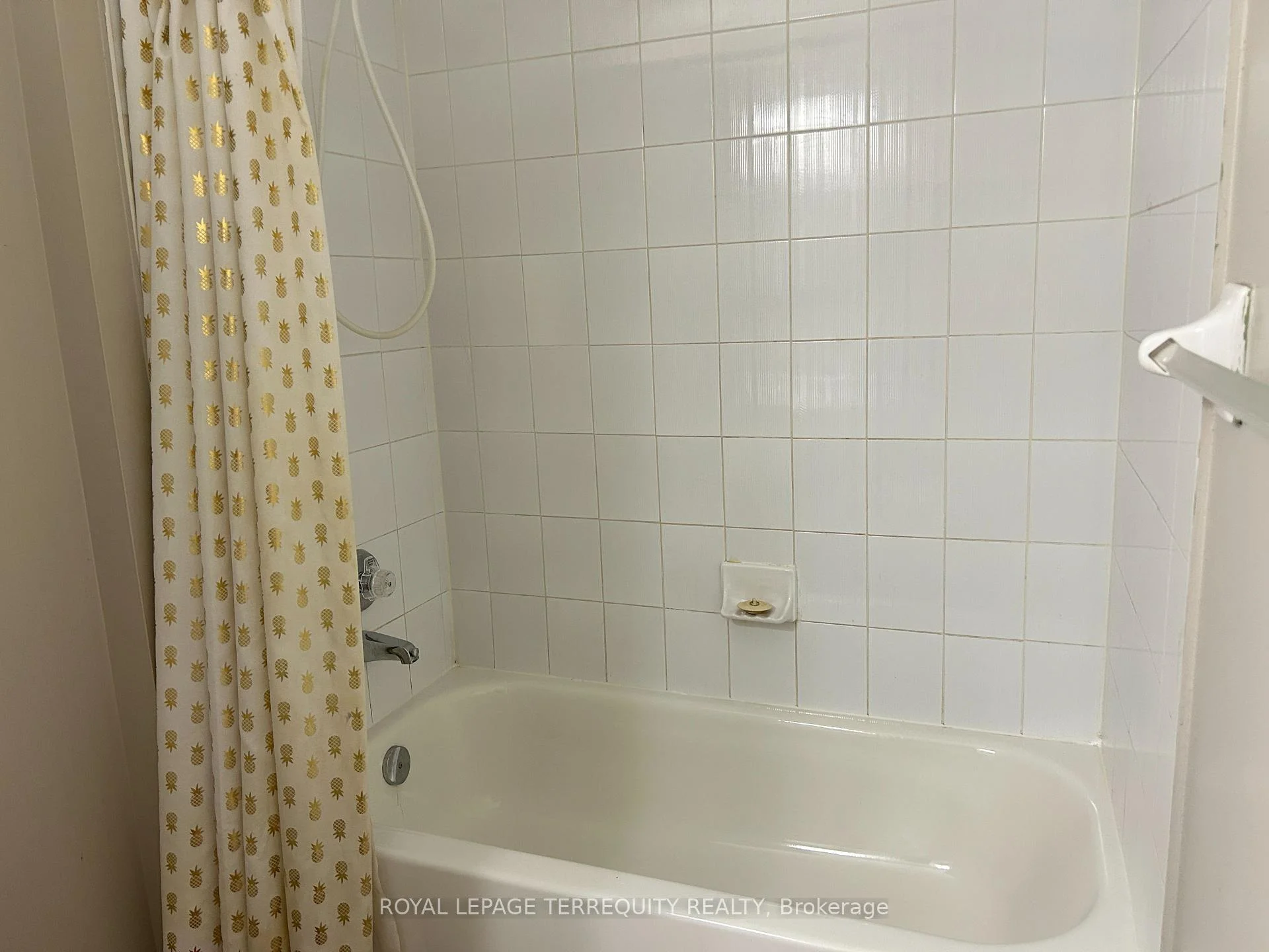 Photo 23 of 129 Trewin Lane, Clarington, Bowmanville — HOMEH