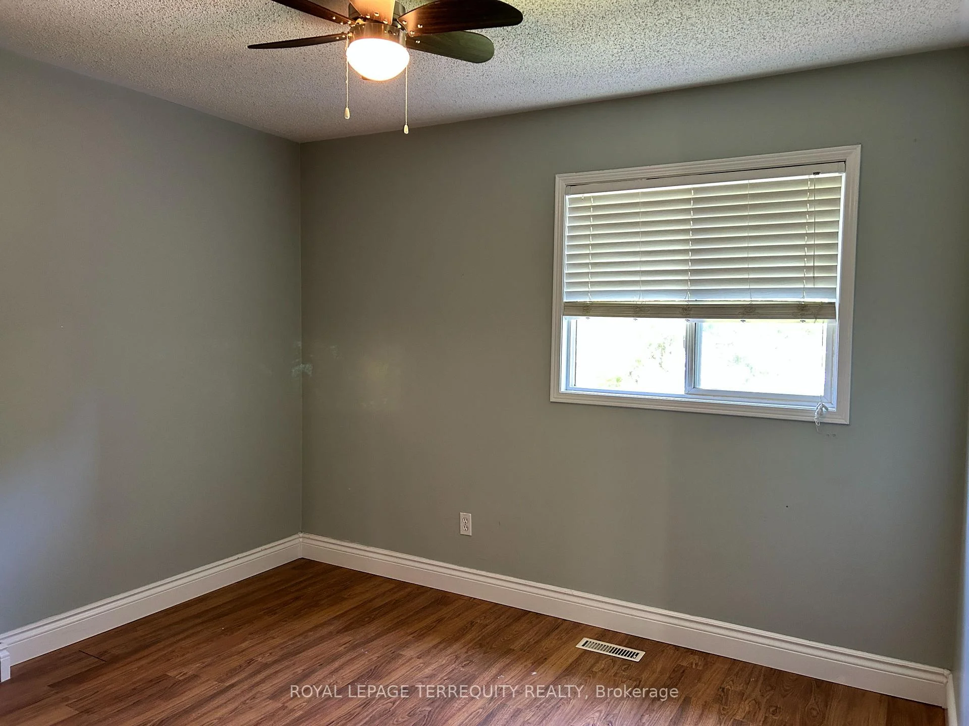 Photo 25 of 129 Trewin Lane, Clarington, Bowmanville — HOMEH
