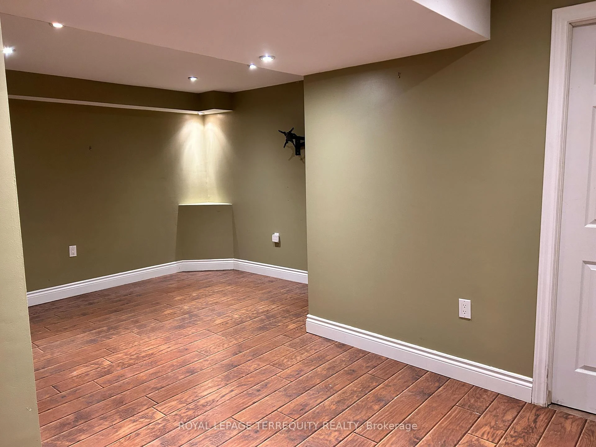 Photo 29 of 129 Trewin Lane, Clarington, Bowmanville — HOMEH