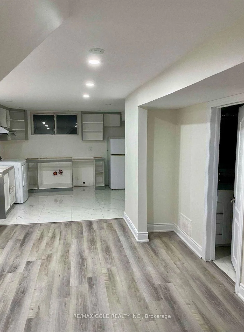 Photo 4 of 30 Moynes Avenue, Etobicoke, Stonegate-Queensway — HOMEH