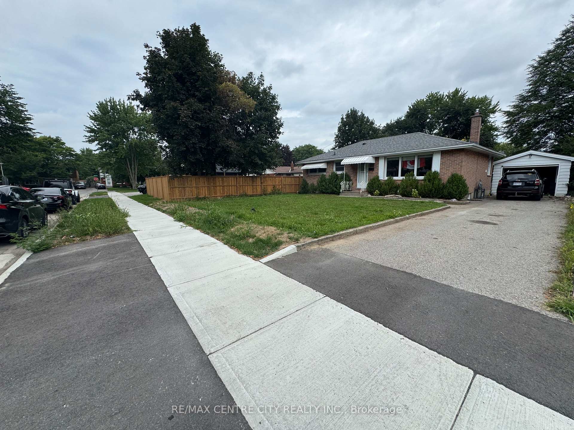 Photo 3 of 10 Tewksbury Crescent, London, East D — HOMEH