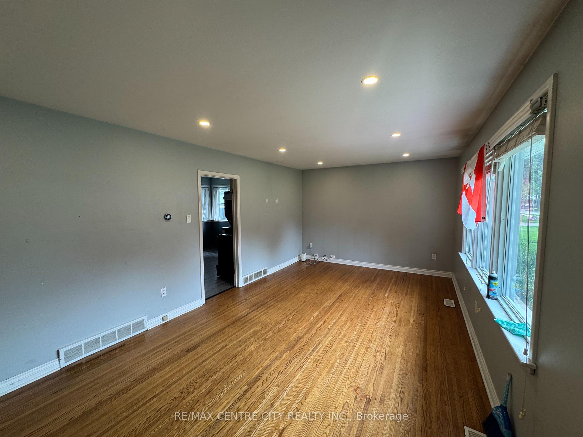 Photo 5 of 10 Tewksbury Crescent, London, East D — HOMEH