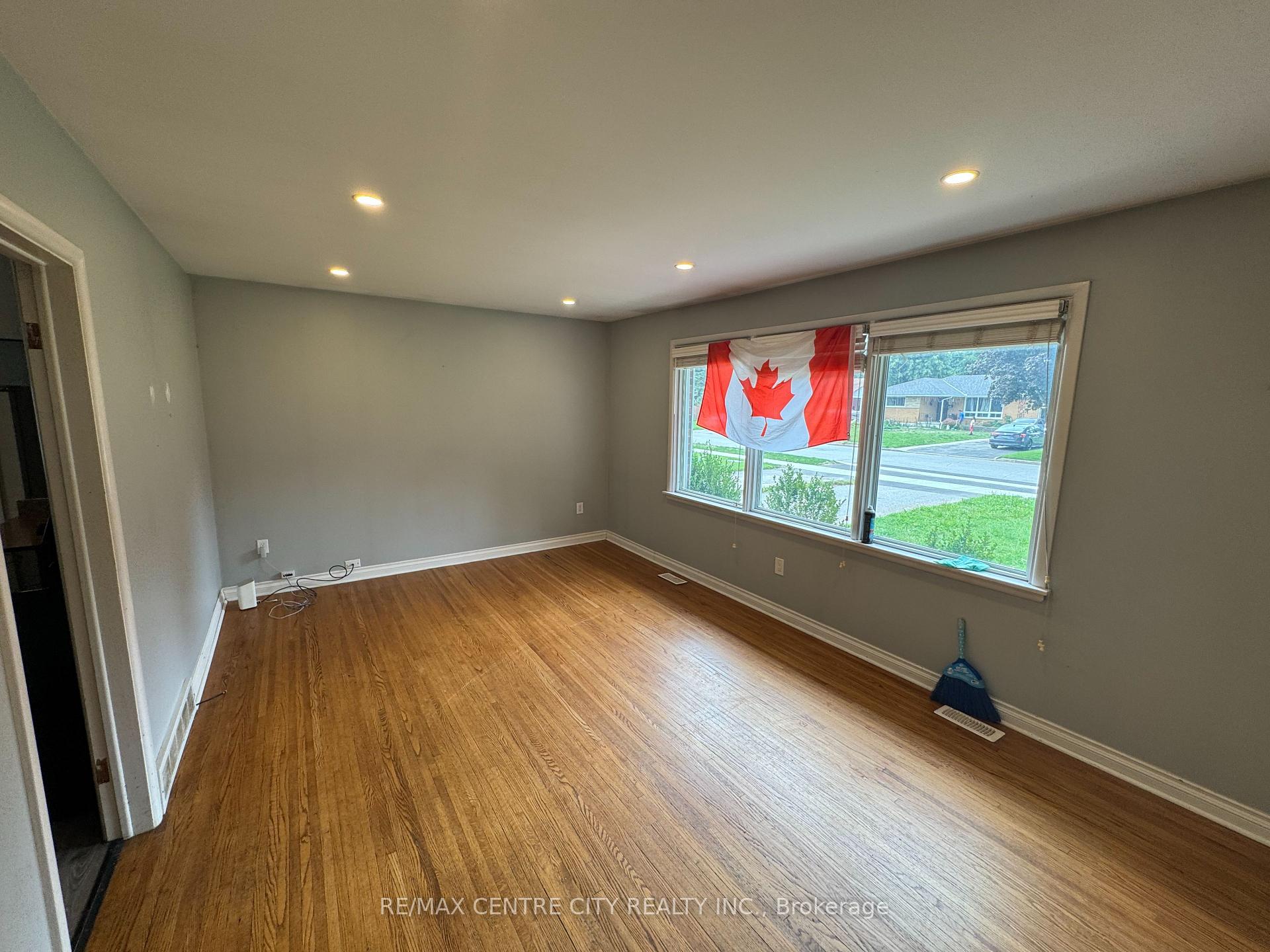 Photo 7 of 10 Tewksbury Crescent, London, East D — HOMEH
