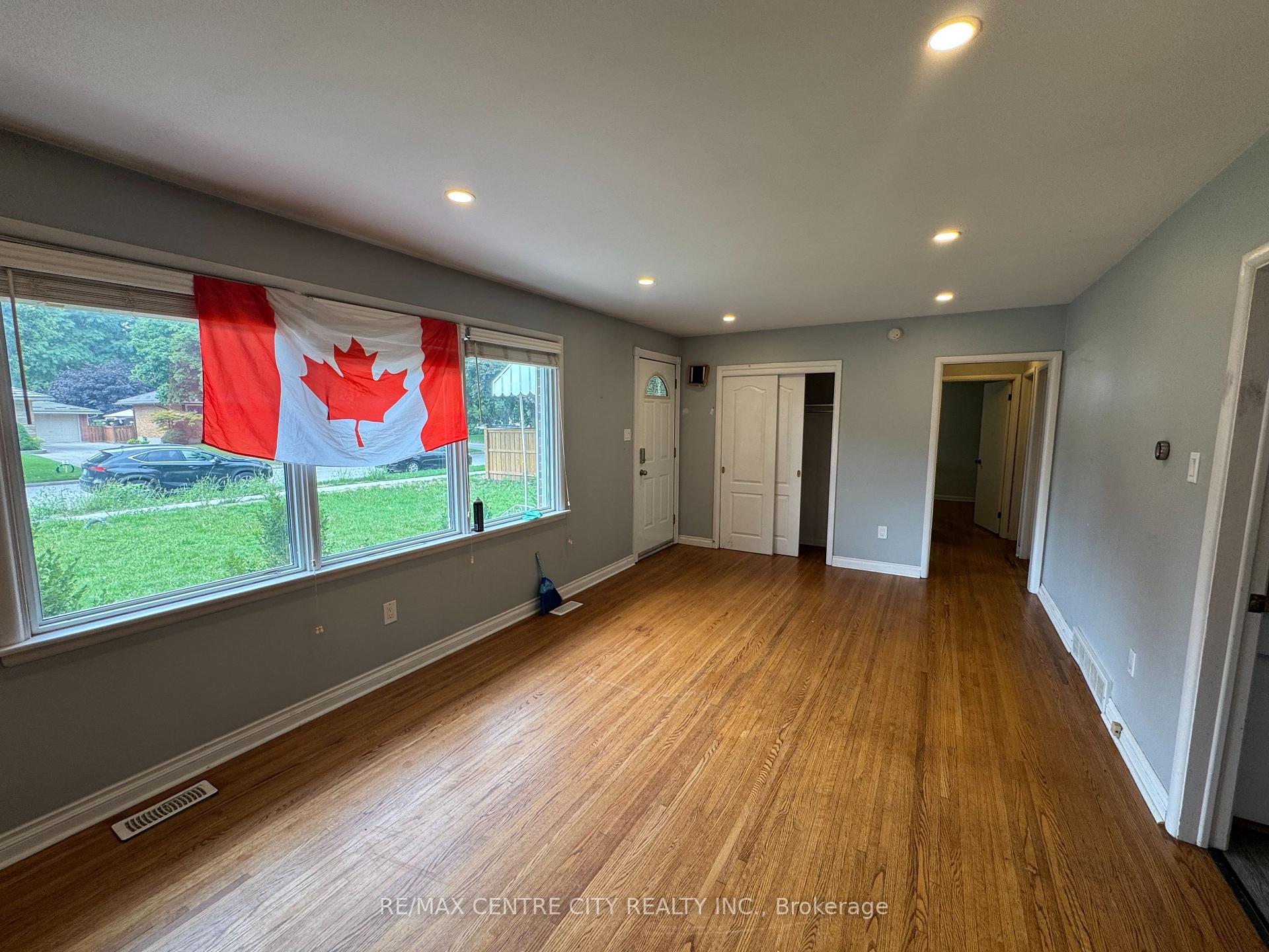 Photo 8 of 10 Tewksbury Crescent, London, East D — HOMEH