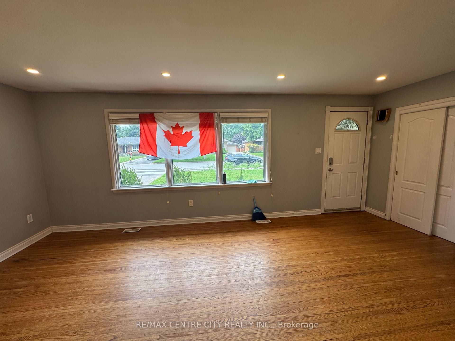 Photo 9 of 10 Tewksbury Crescent, London, East D — HOMEH
