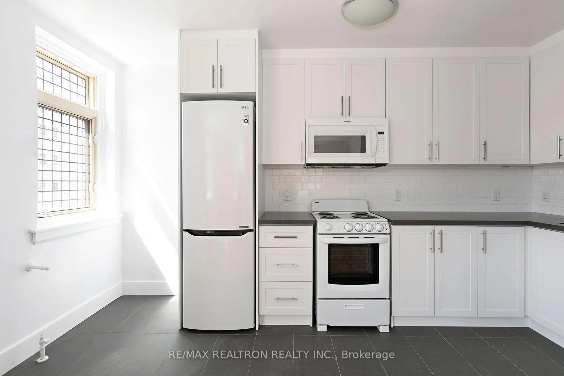 Photo 3 of Unit 202, 394 Avenue Road, Toronto, Casa Loma — HOMEH
