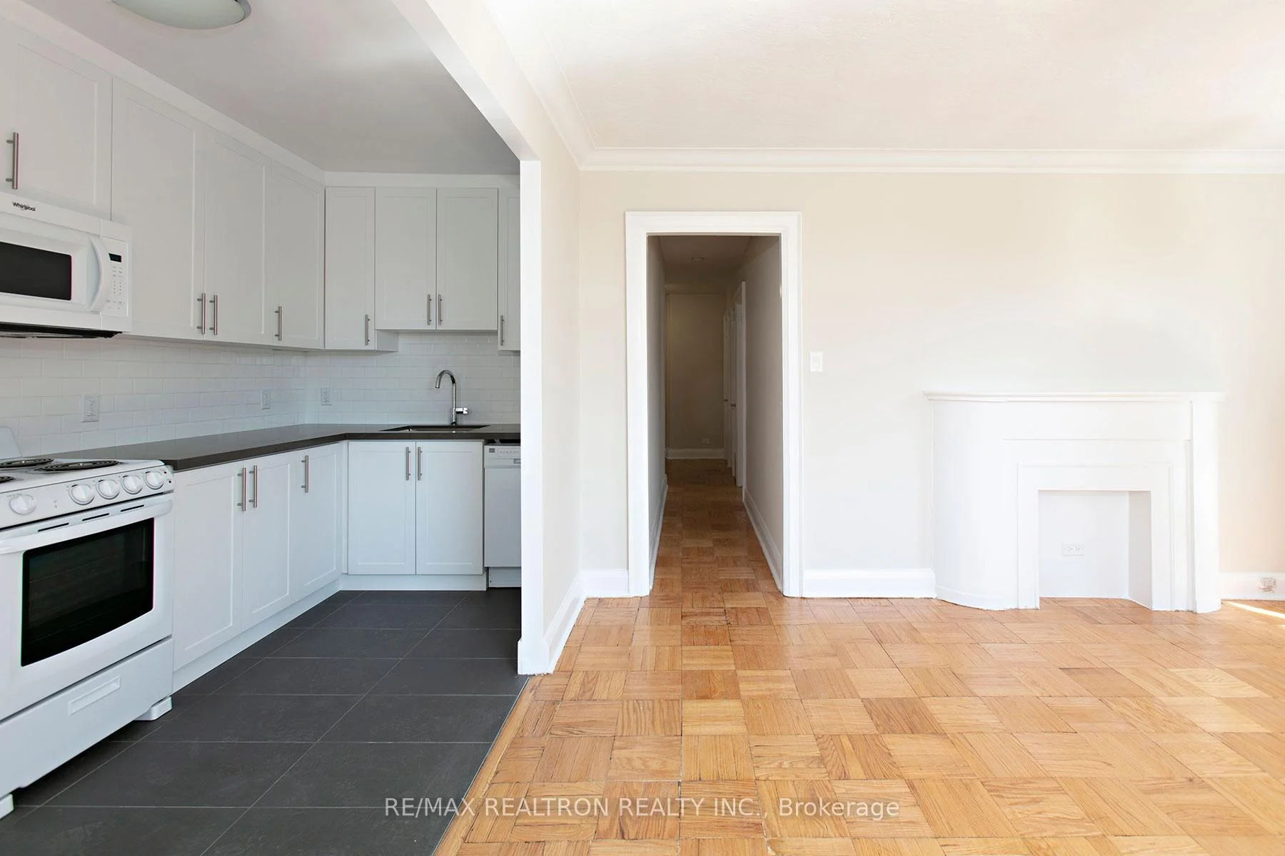 Photo 5 of Unit 202, 394 Avenue Road, Toronto, Casa Loma — HOMEH
