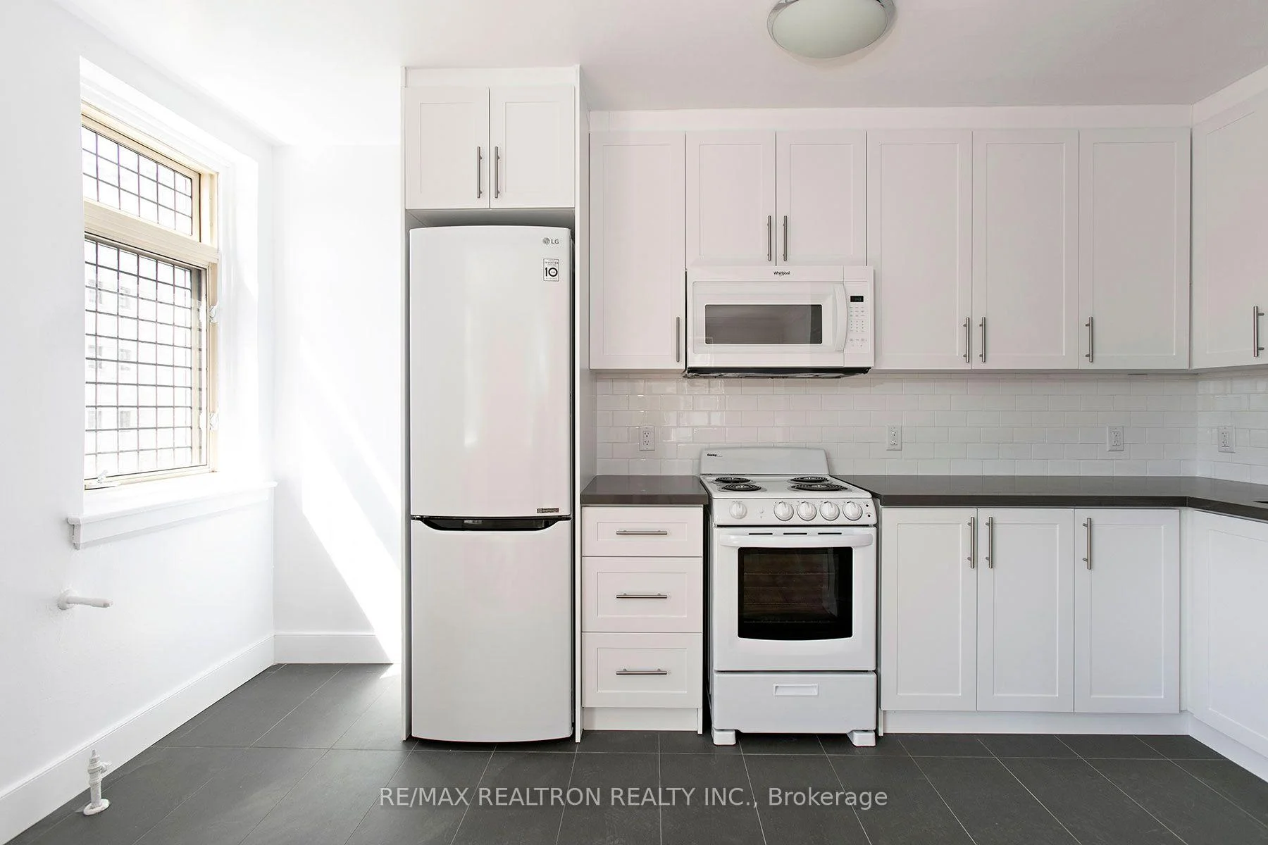 Photo 6 of Unit 202, 394 Avenue Road, Toronto, Casa Loma — HOMEH