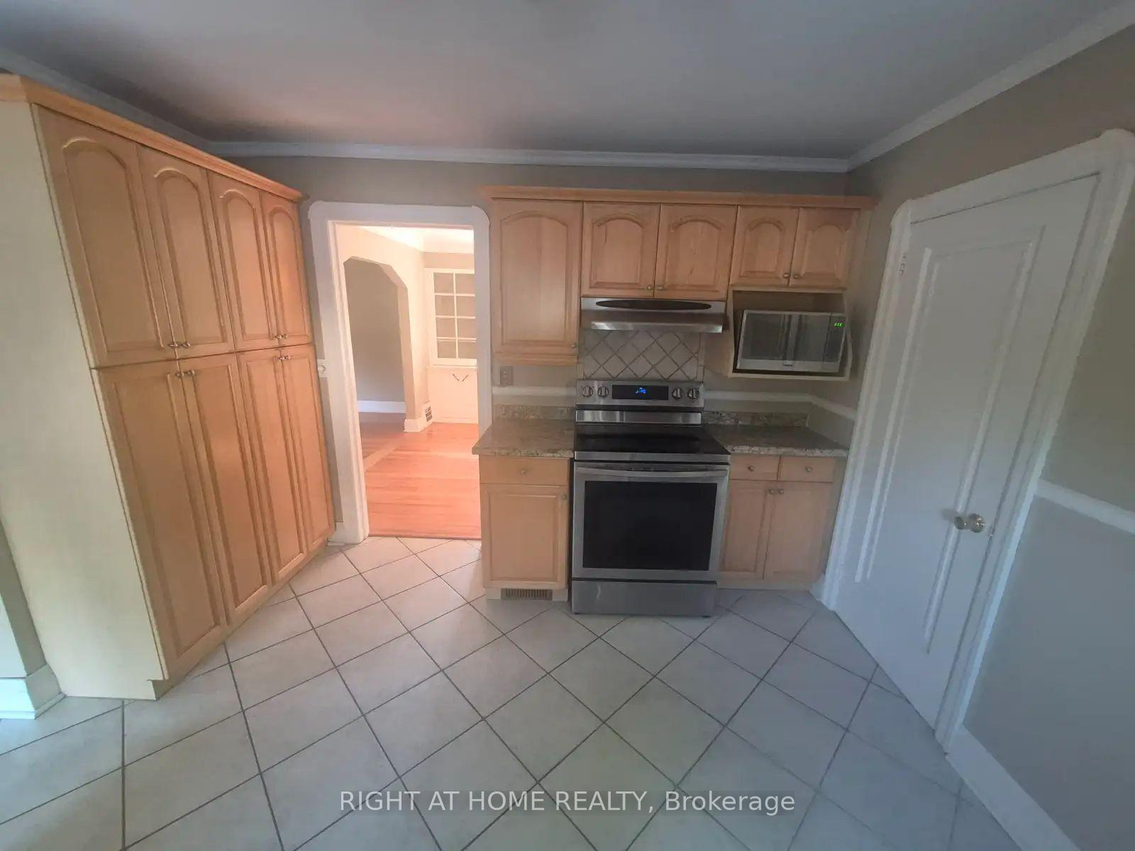 Photo 3 of 755 Maple Avenue, Burlington, Brant — HOMEH