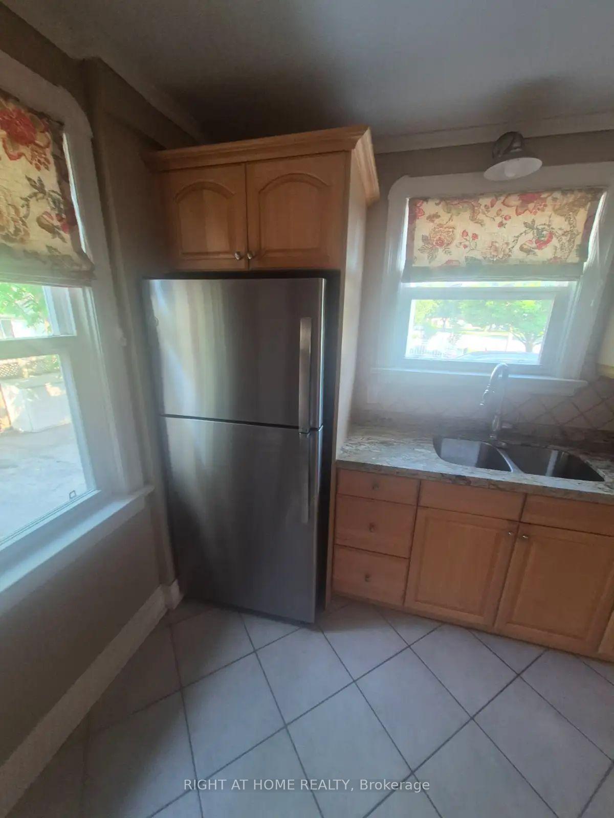 Photo 8 of 755 Maple Avenue, Burlington, Brant — HOMEH