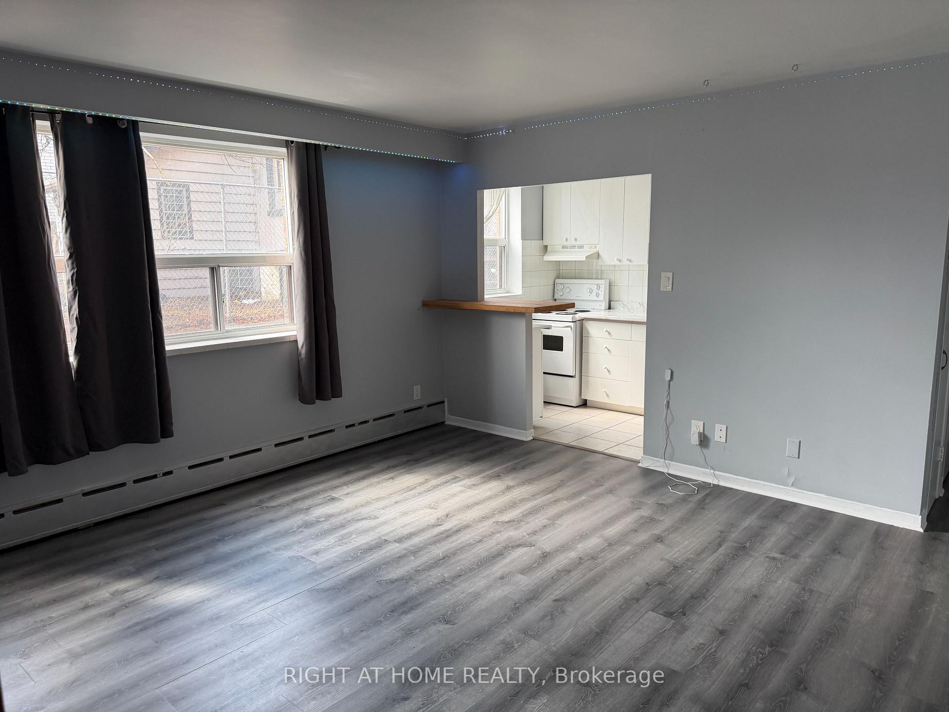 Photo 5 of Unit 5, 115 Eighth Street, Etobicoke, New Toronto — HOMEH