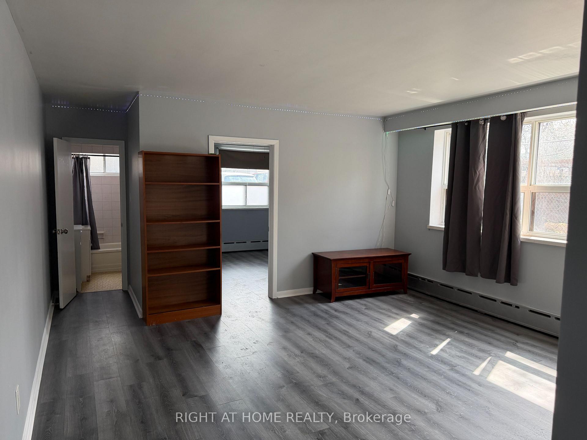 Photo 8 of Unit 5, 115 Eighth Street, Etobicoke, New Toronto — HOMEH