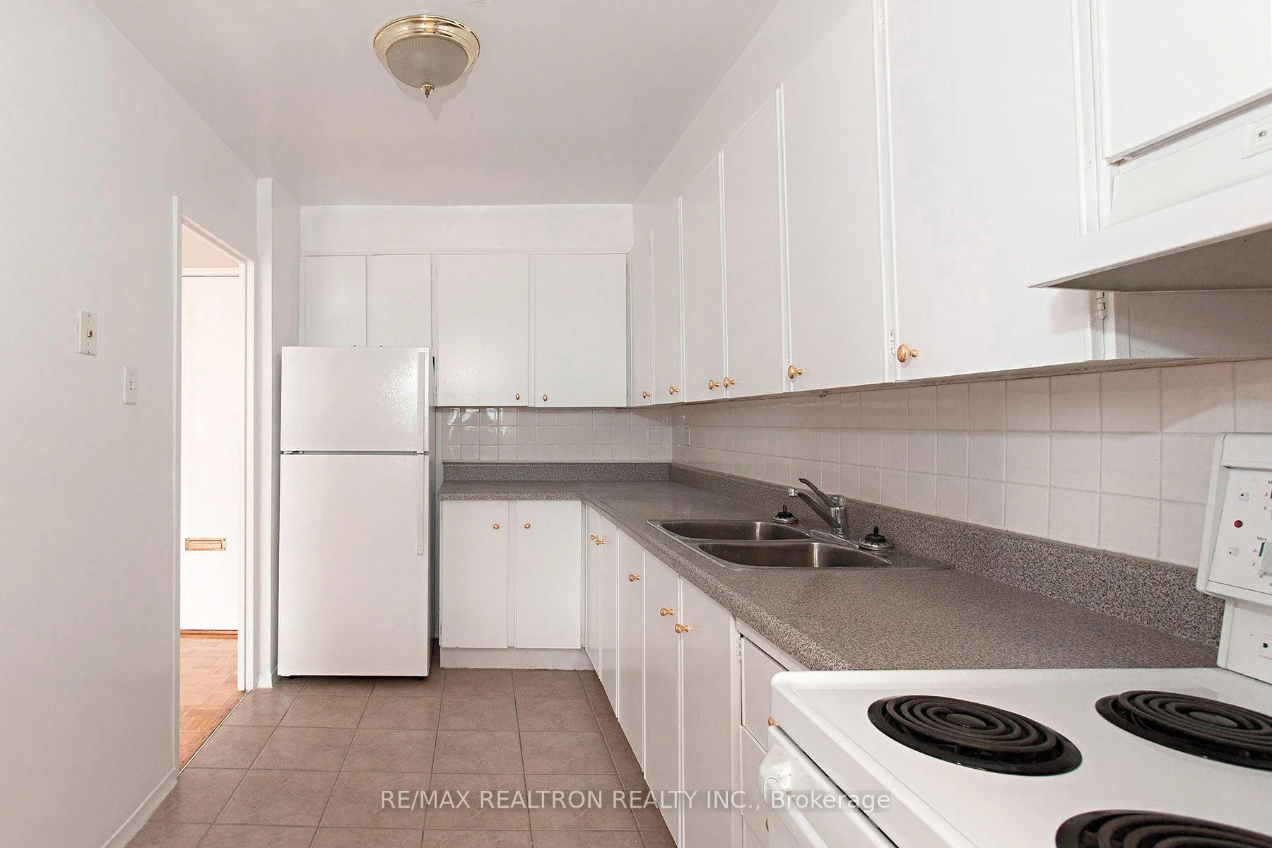 Front of Unit 903, 525 Eglinton Avenue E