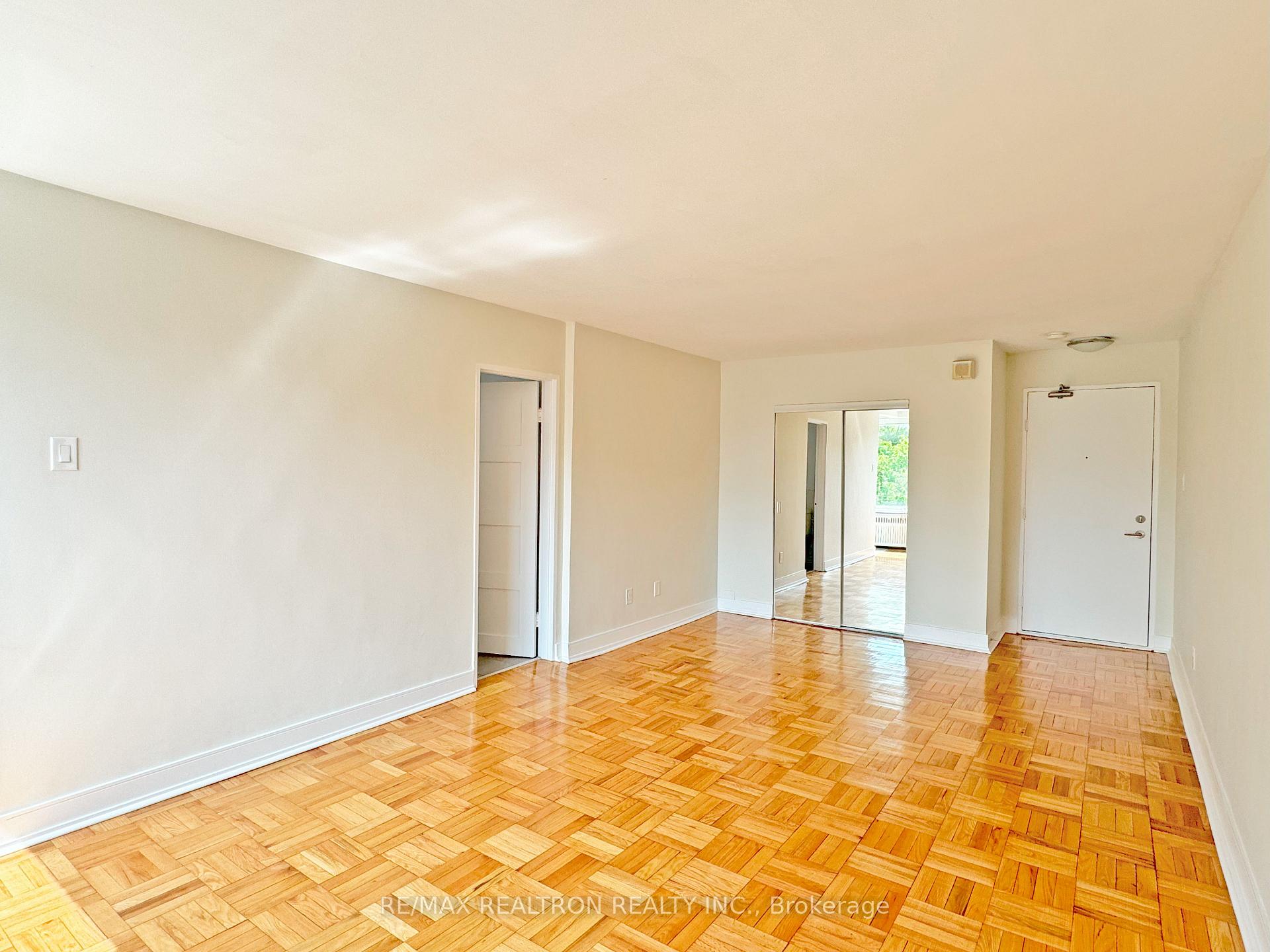 Photo 5 of Unit 402, 1545 Bathurst Street, Toronto, Forest Hill South — HOMEH