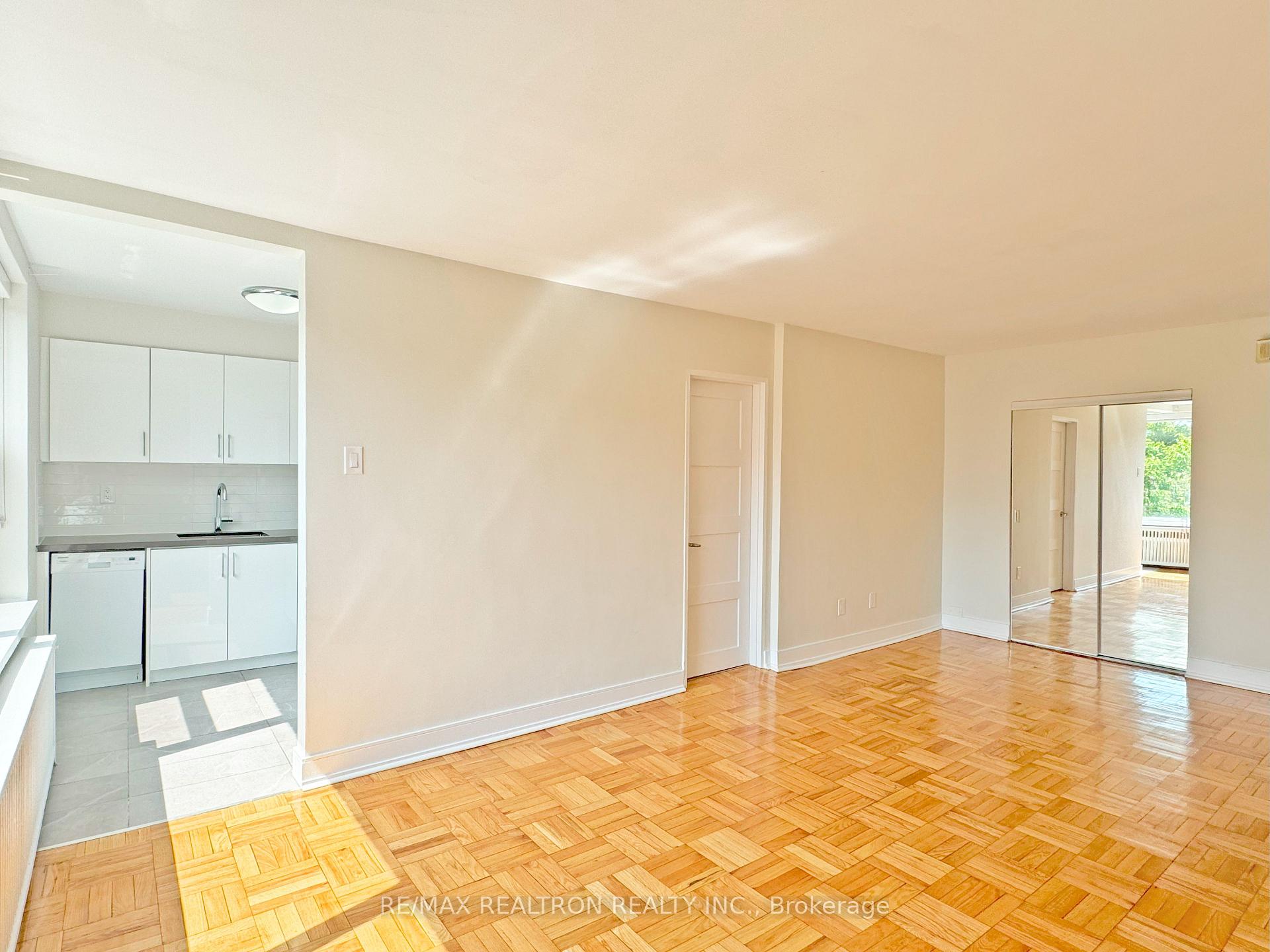 Photo 8 of Unit 402, 1545 Bathurst Street, Toronto, Forest Hill South — HOMEH