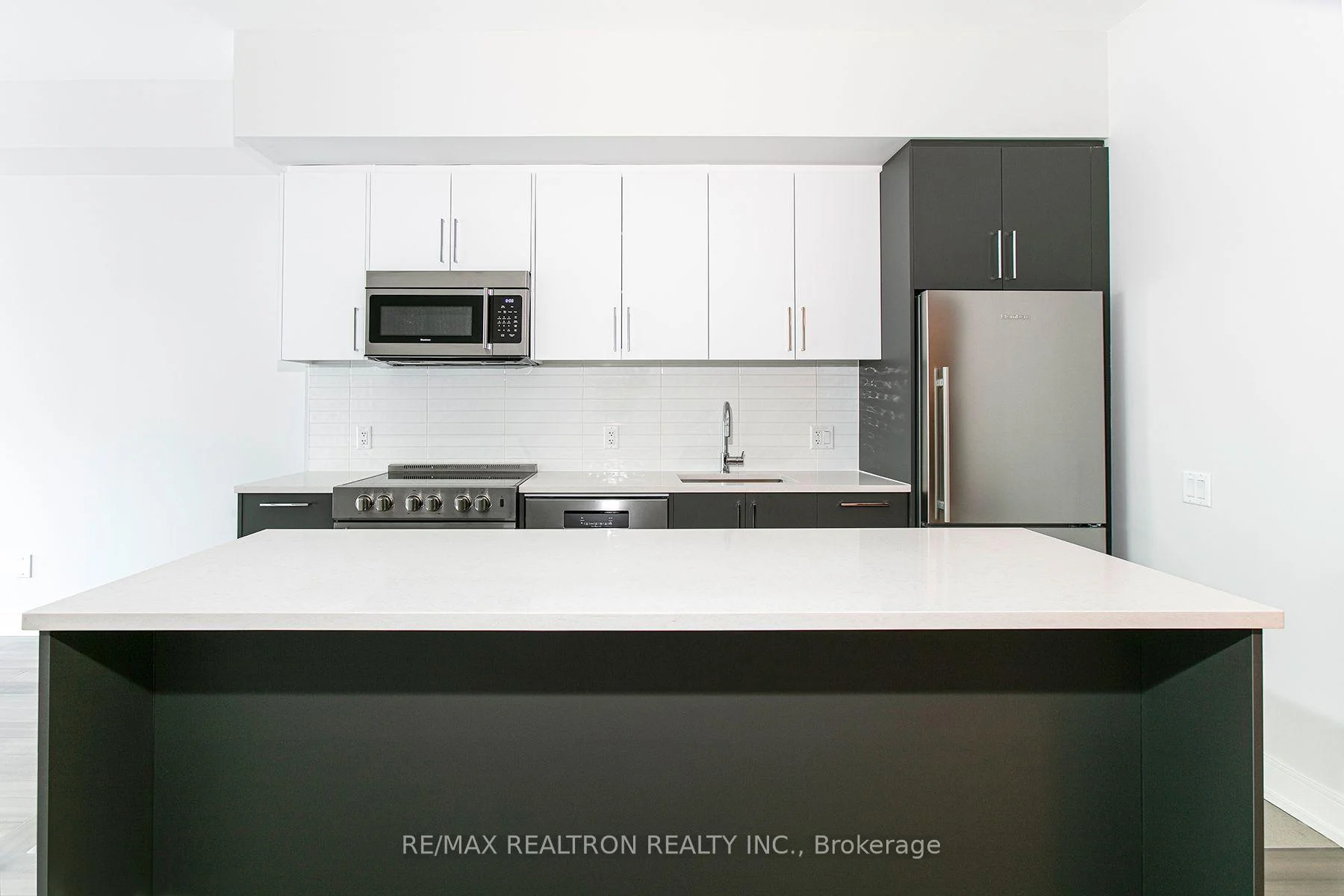 Photo 6 of Unit 710, 664 Spadina Avenue, Toronto, University — HOMEH
