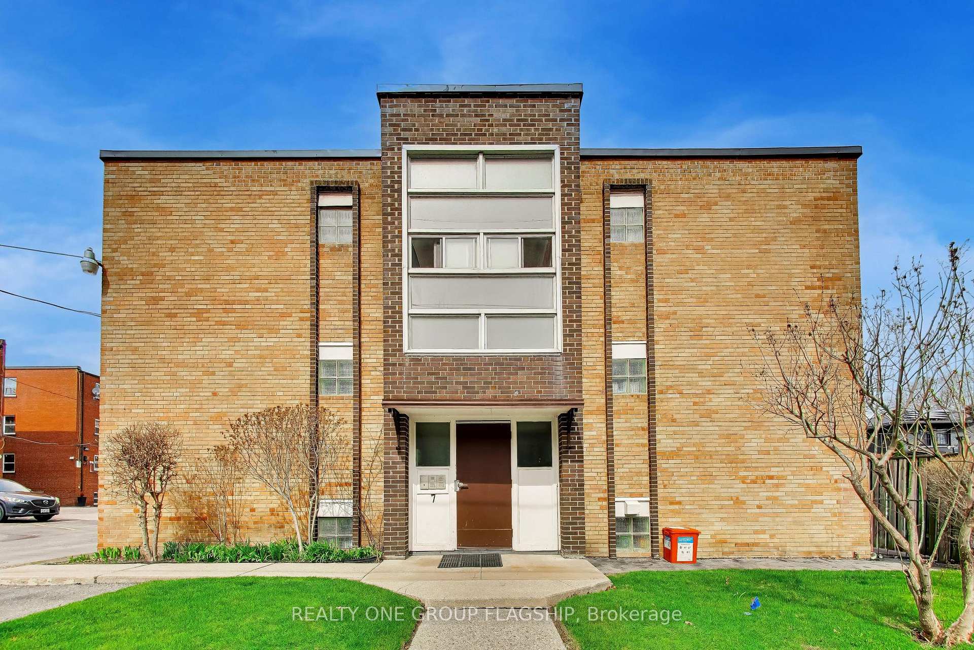 Front of Unit 9, 7 Elmwood Avenue S