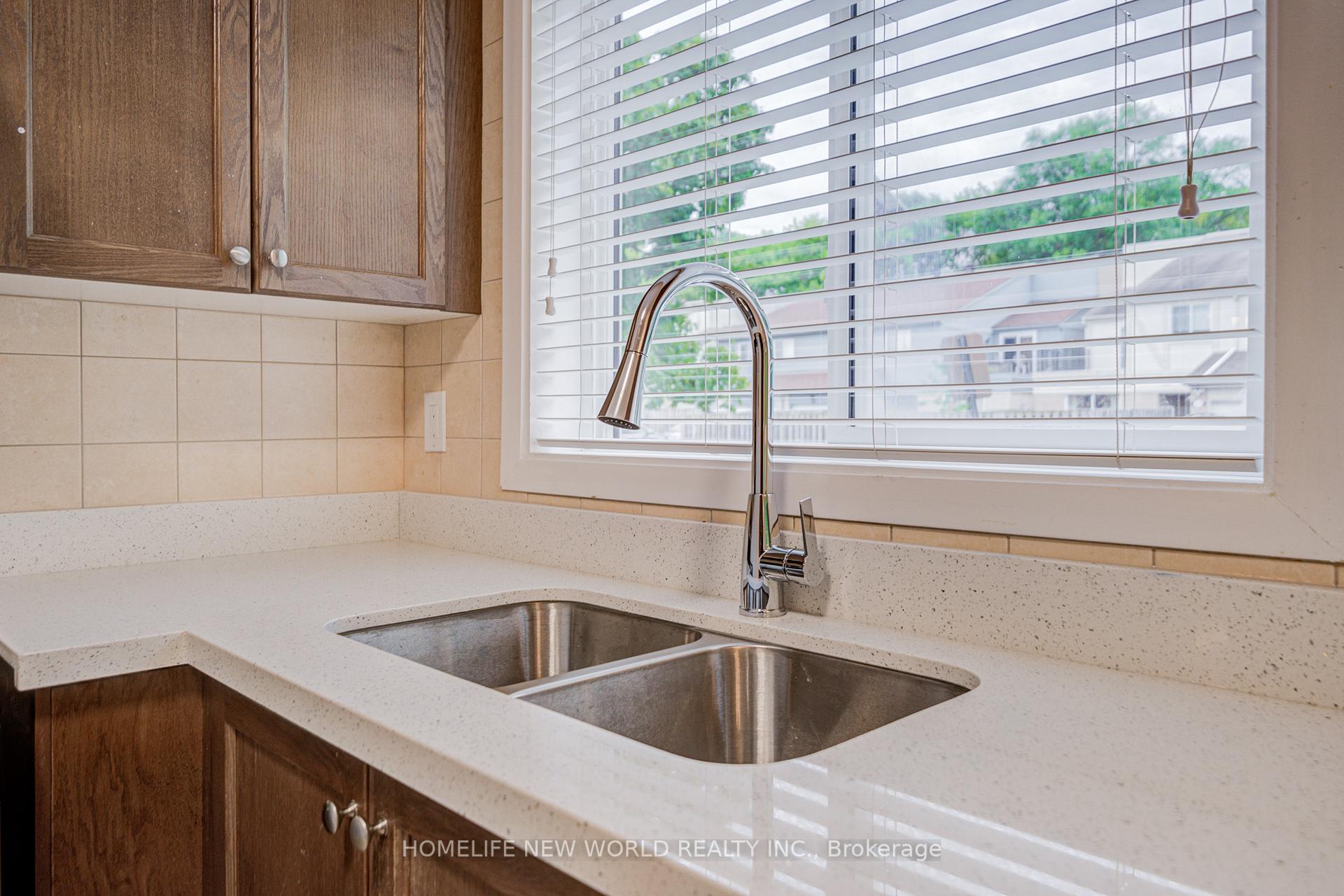 Photo 15 of 29 New Havens Way, Markham, Thornhill — HOMEH