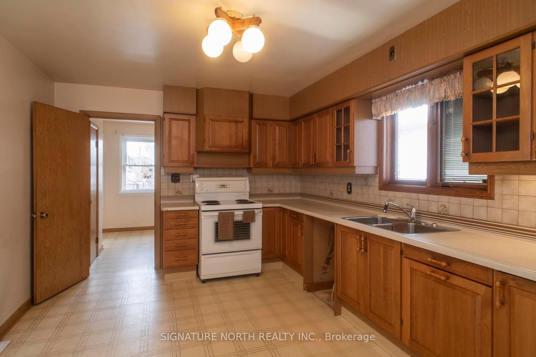Photo 10 of 844 Syndicate Avenue N, Thunder Bay, McKeller Park — HOMEH