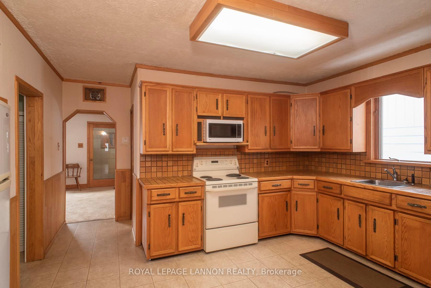 Photo 7 of 460 leslie Avenue, Thunder Bay, Current River — HOMEH